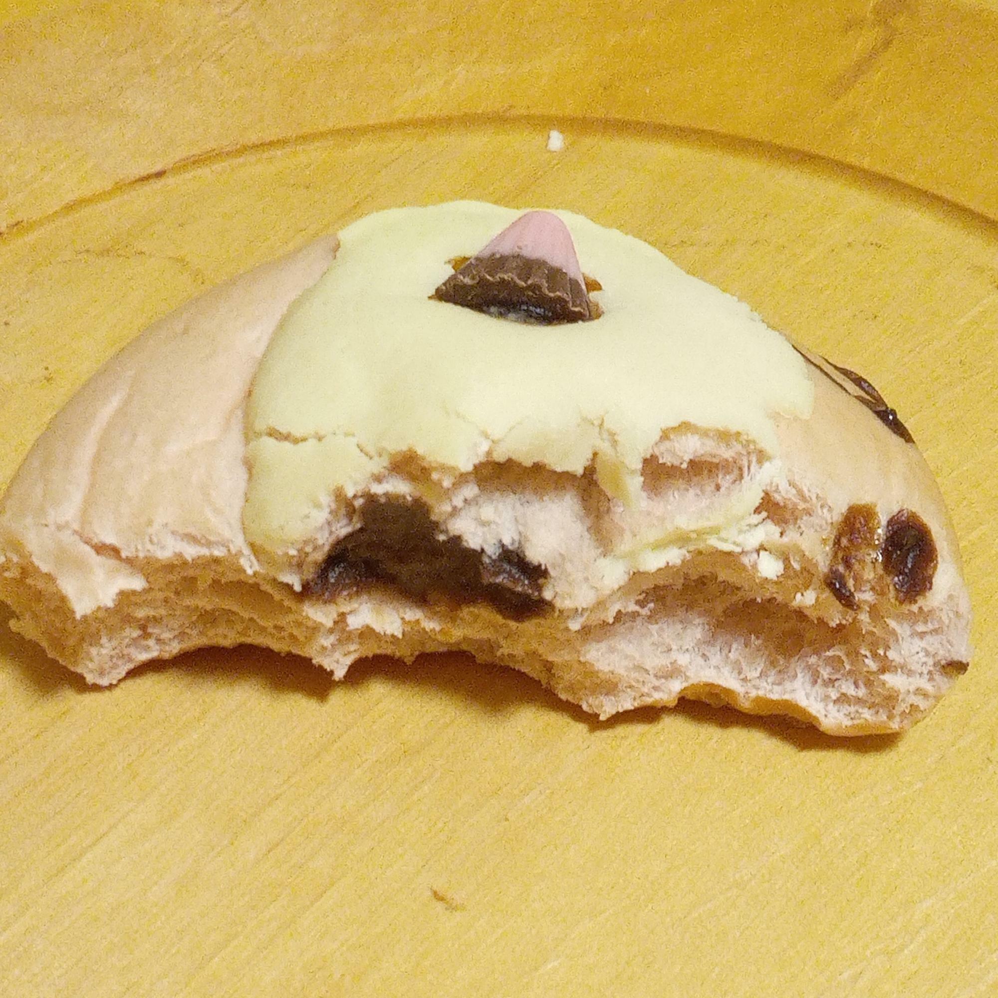 パンの真ん中に甘いチョコレートクリームが入っています。鬼の髪の毛はメロンパンの生地のようでした。