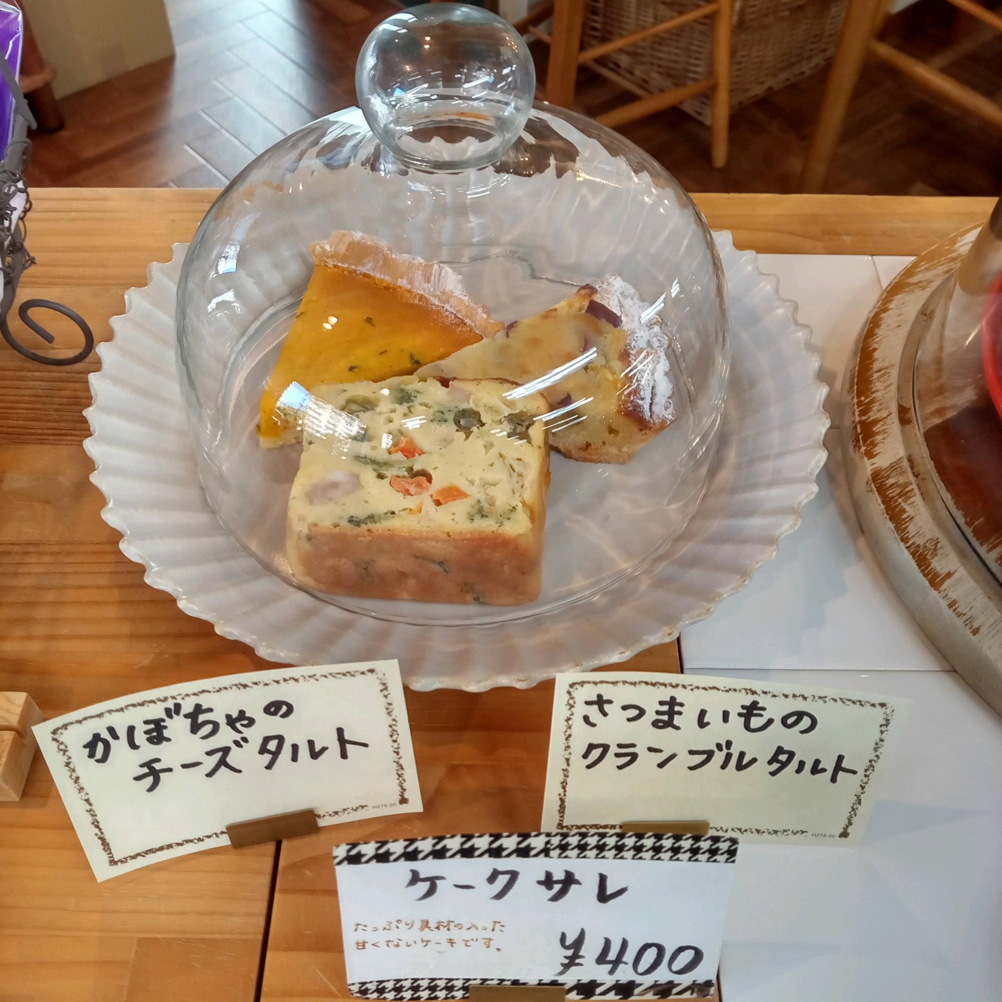 旬の野菜や果物を使った季節のタルトやパウンドケーキなどの焼き菓子は、店内のカフェでも食べられる。お好きなケーキ2種とクッキー２種が食べられる「よくばりアソート」￥1100が人気。