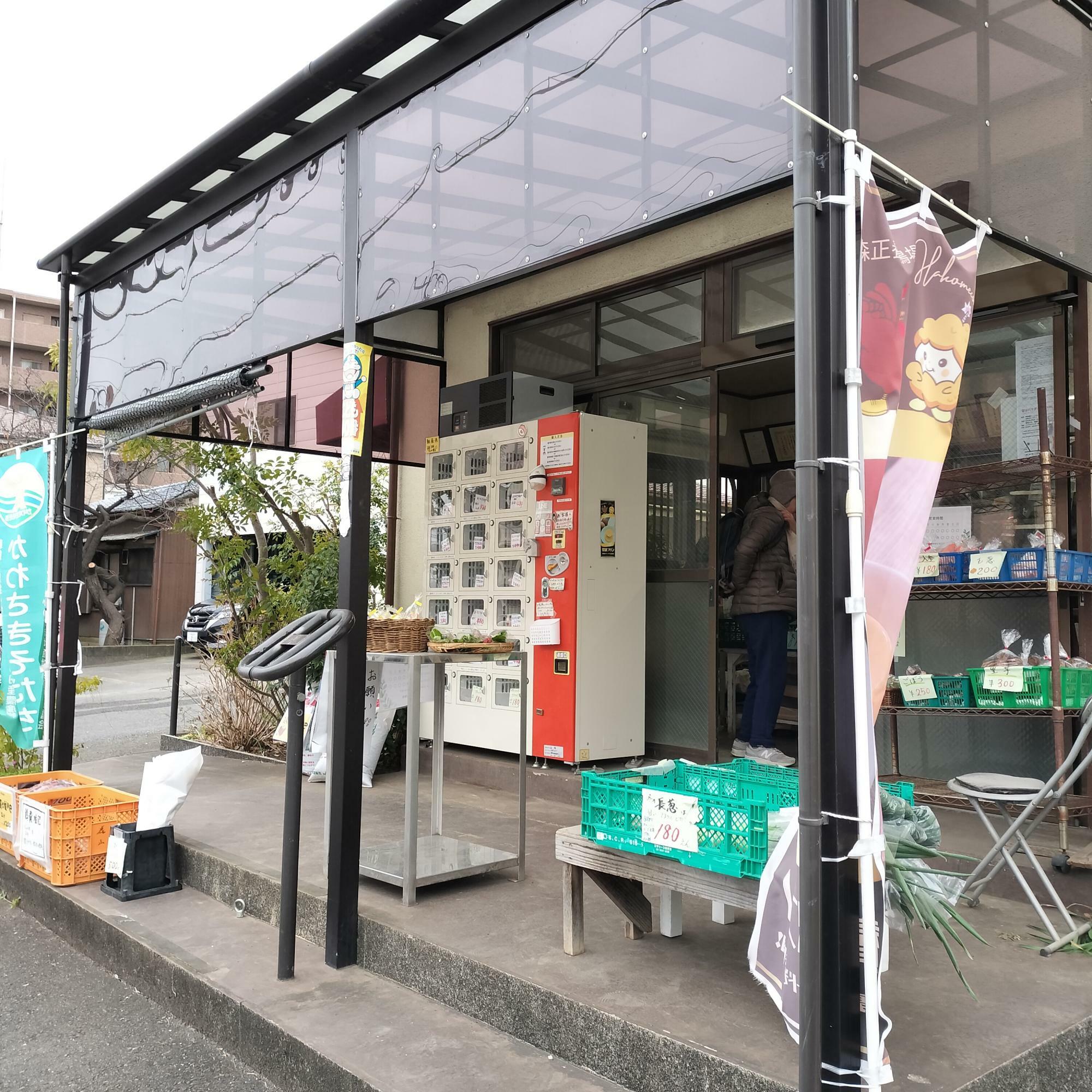 店頭では、自動販売機で卵や野菜を販売。価格は400円。手作りの鶏糞肥料も販売。