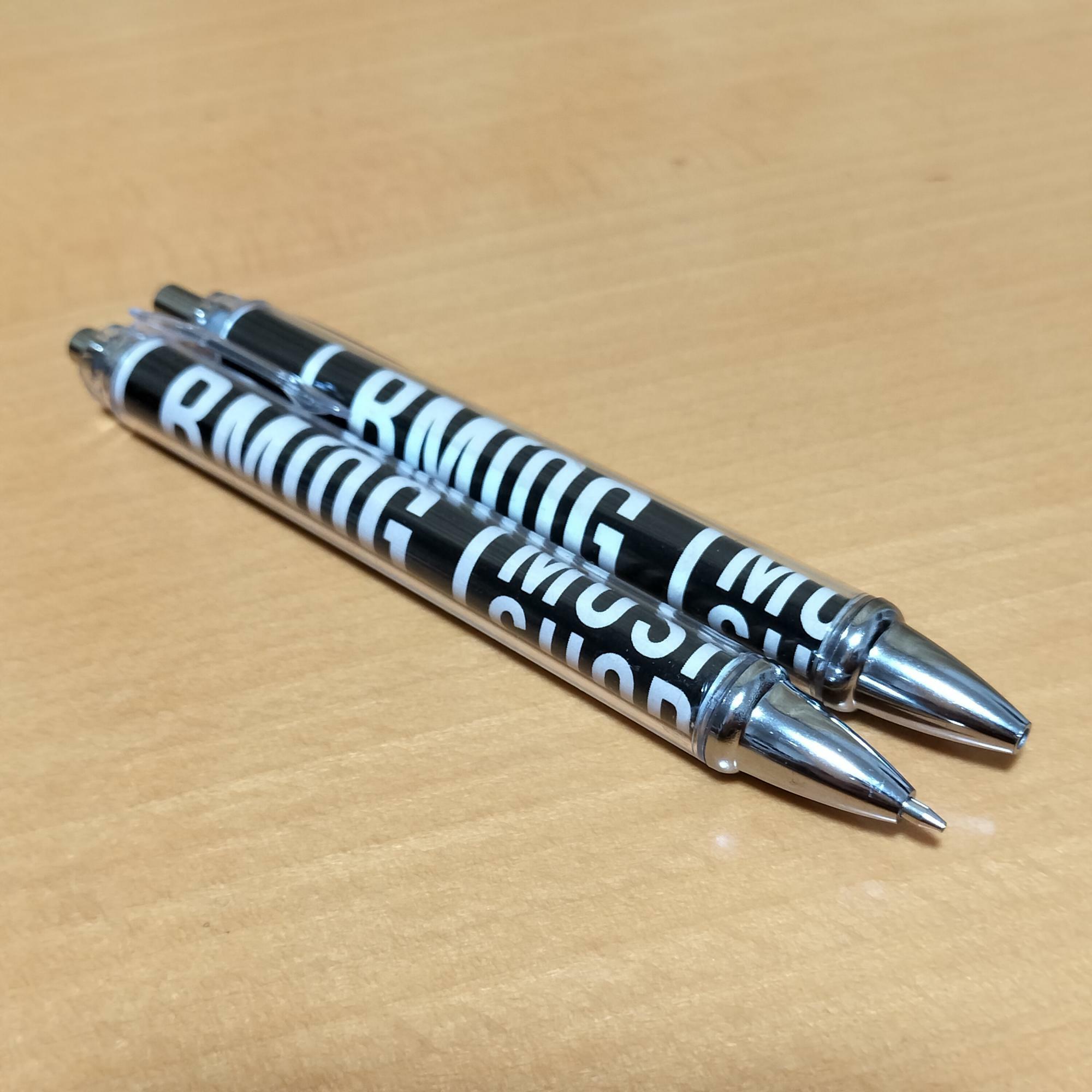 ペン軸からボールペンやシャープペンの部品を出す。ペン軸に台紙を巻いたら部品を全て元に戻す。台紙に説明が書いてあるので切らないよう注意。ペン軸に紙を巻き付けて留めたらペン先を押し込みながら締める