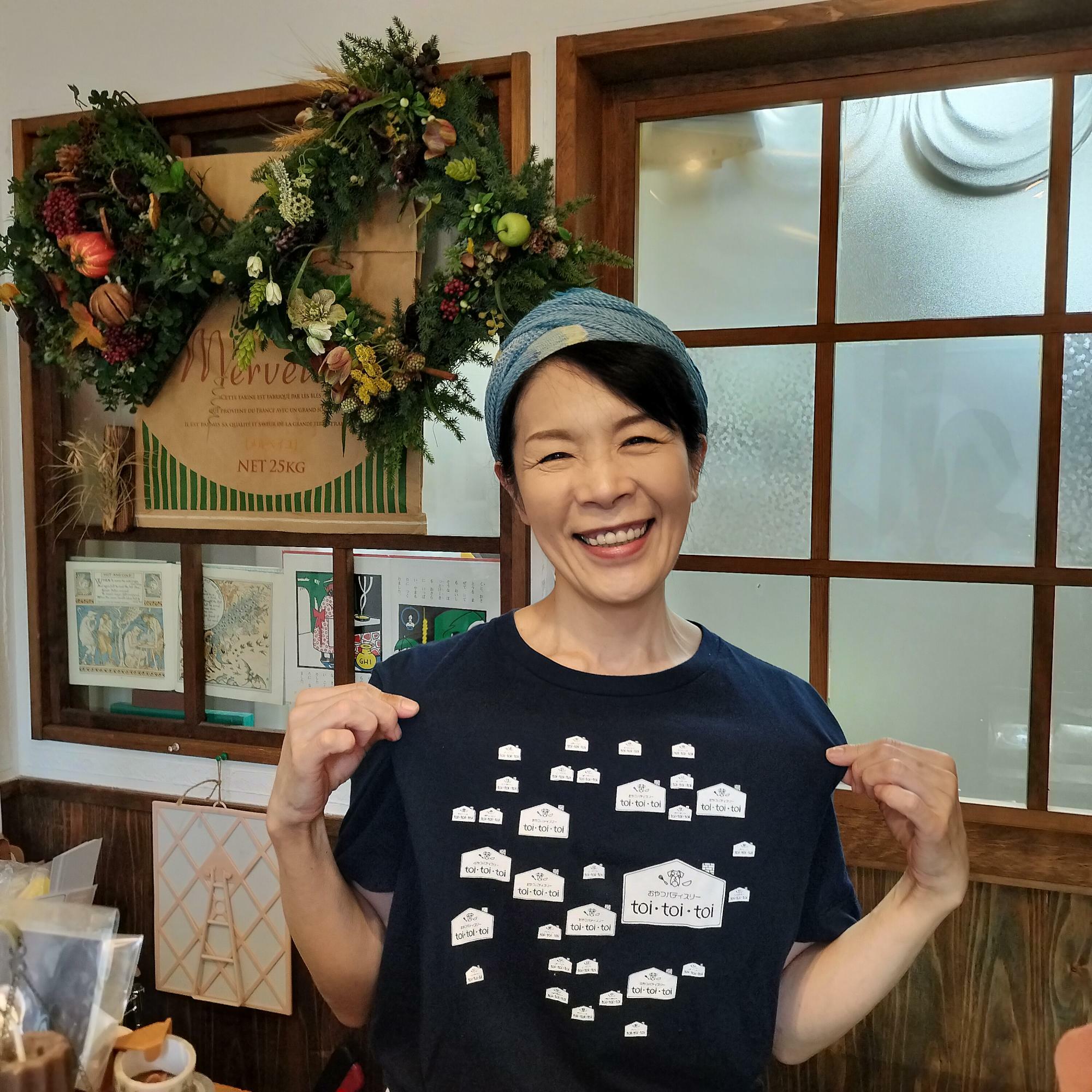 「ちょうどお店のTシャツ着ててよかった！お友達がユニクロで作ってくれたの」オーナー兼パティシエのとだよしえさん