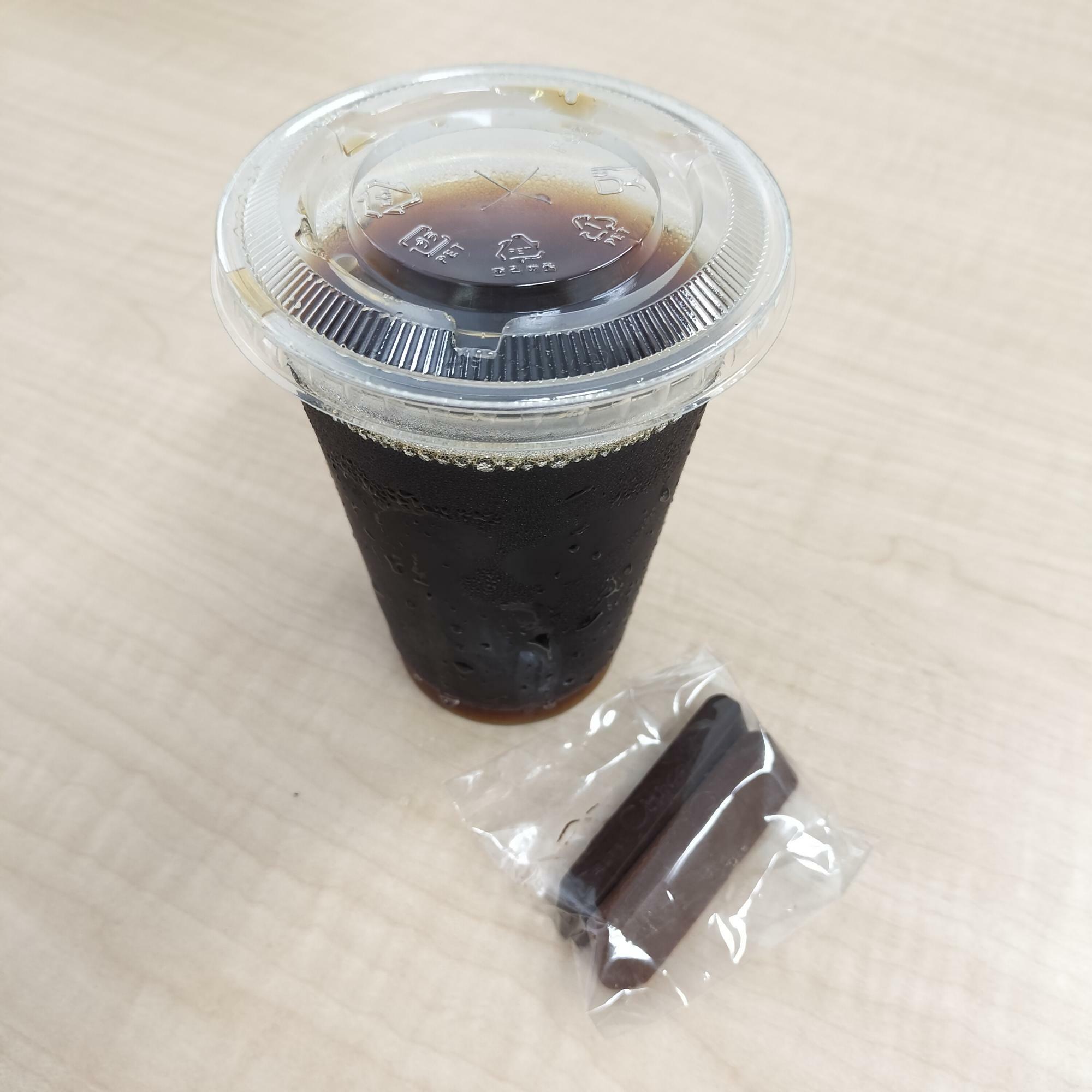 アイスコーヒーに氷が入っていなかったのですが、これが通常？テイクアウトなので、チョコレートも袋に入っています