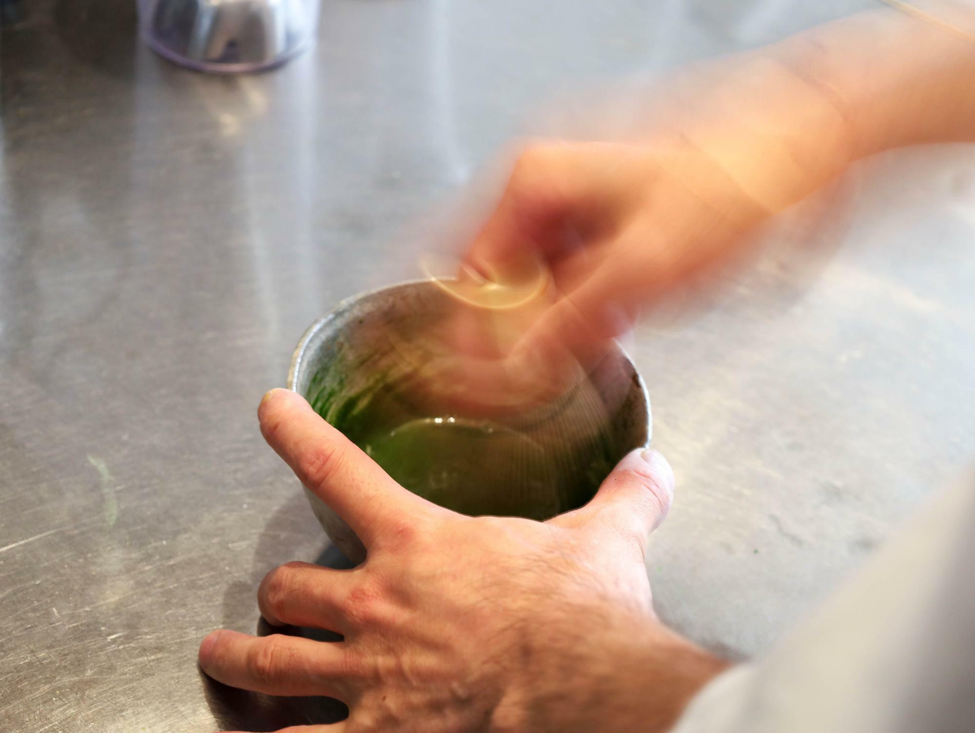 茶道をたしなむ由井さんが抹茶を点てる姿は、所作も美しく凛とした雰囲気