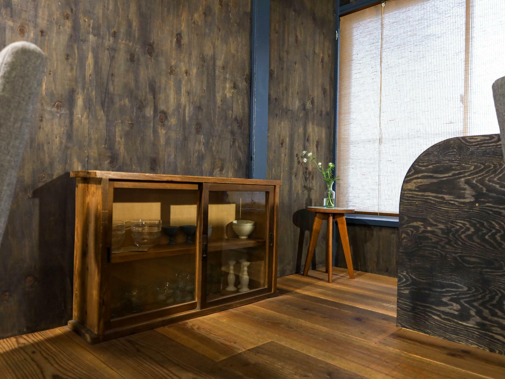 店内には温かみを感じる日本のアンティーク家具が点在