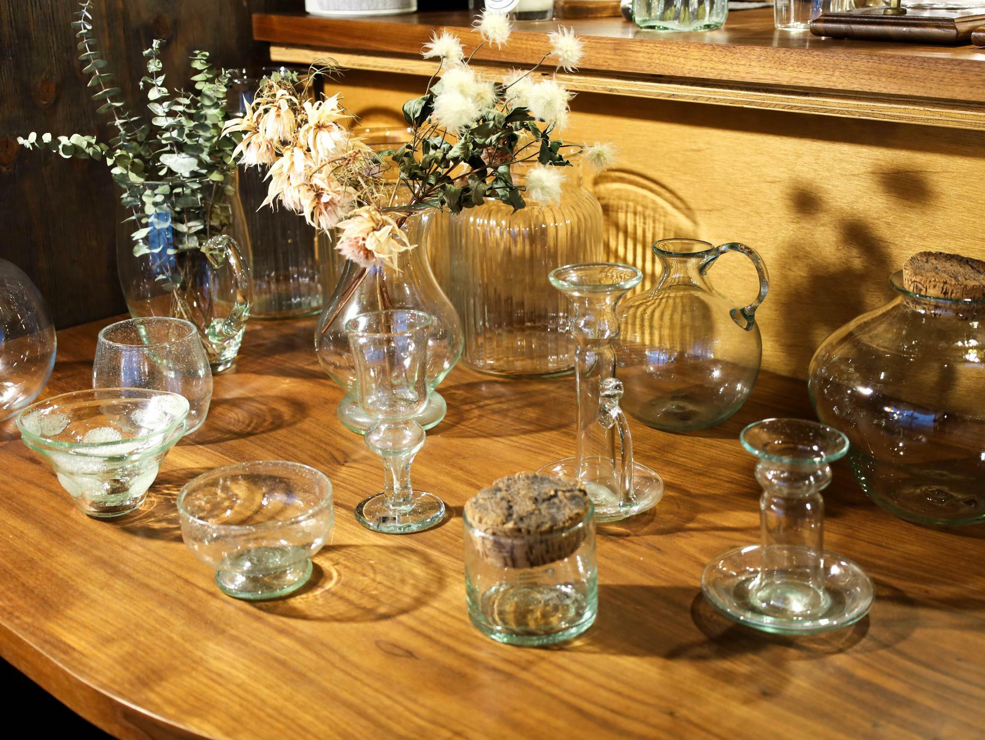 那須野さんが以前から収集していたフランス「ラ・スフルリー」の花器を現在はカフェで使用