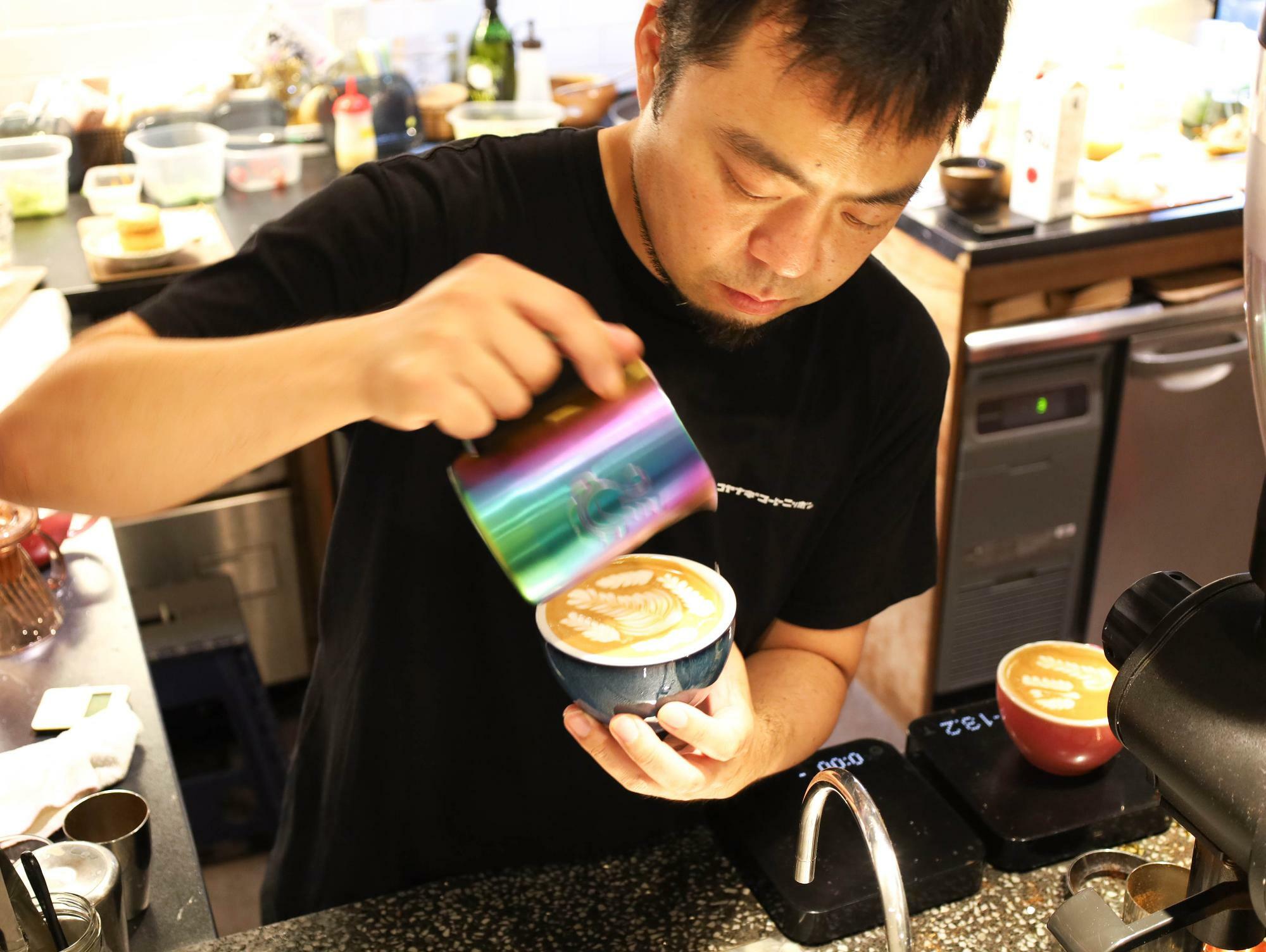 週2日カフェのカウンターに立つ「コヤナギコーヒーニッポン」オーナーの小柳貴人さん