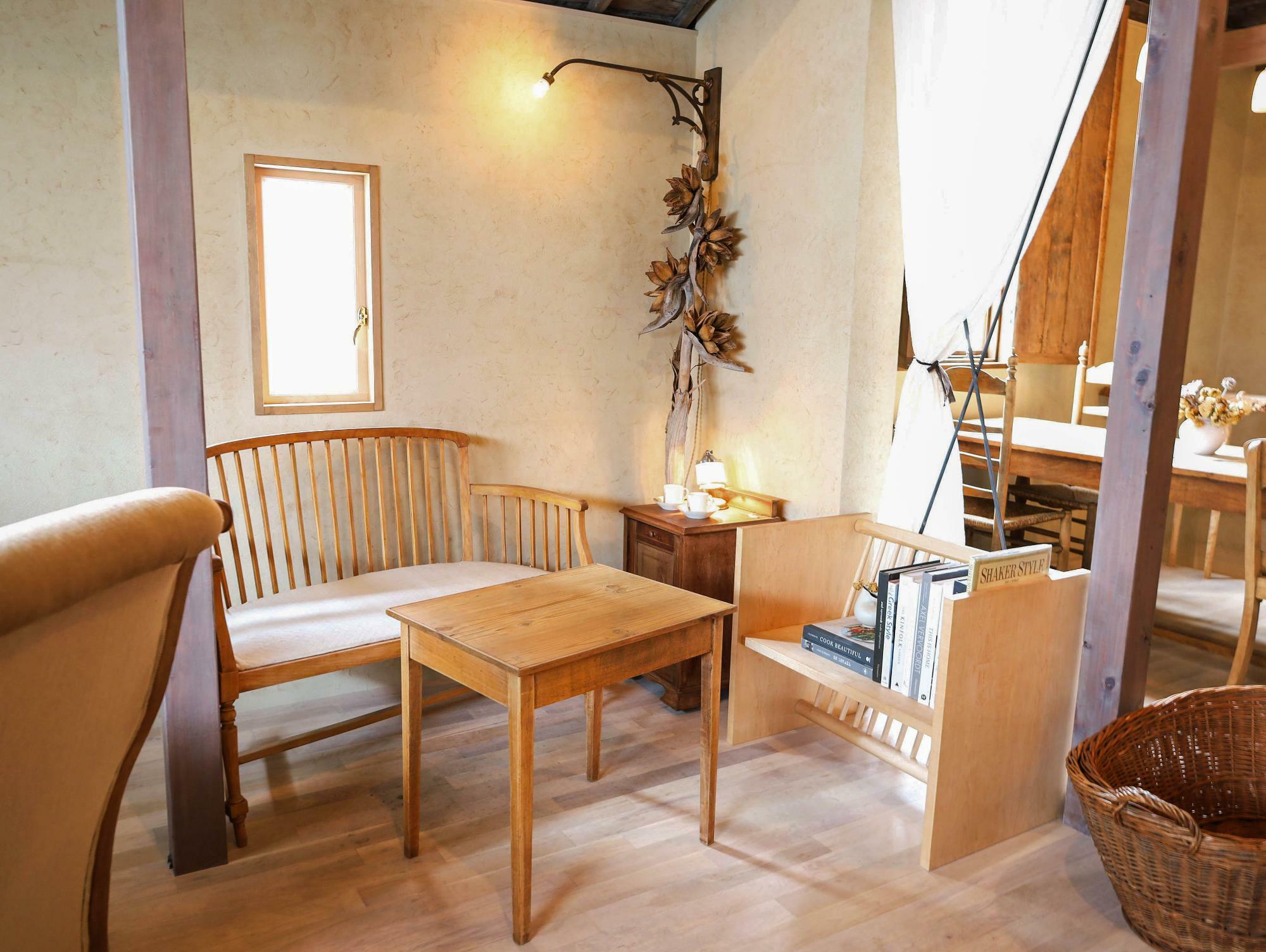 カフェの家具はすべて購入可能。椅子は1脚3万円前後、二人がけテーブルは9〜13万円ほど