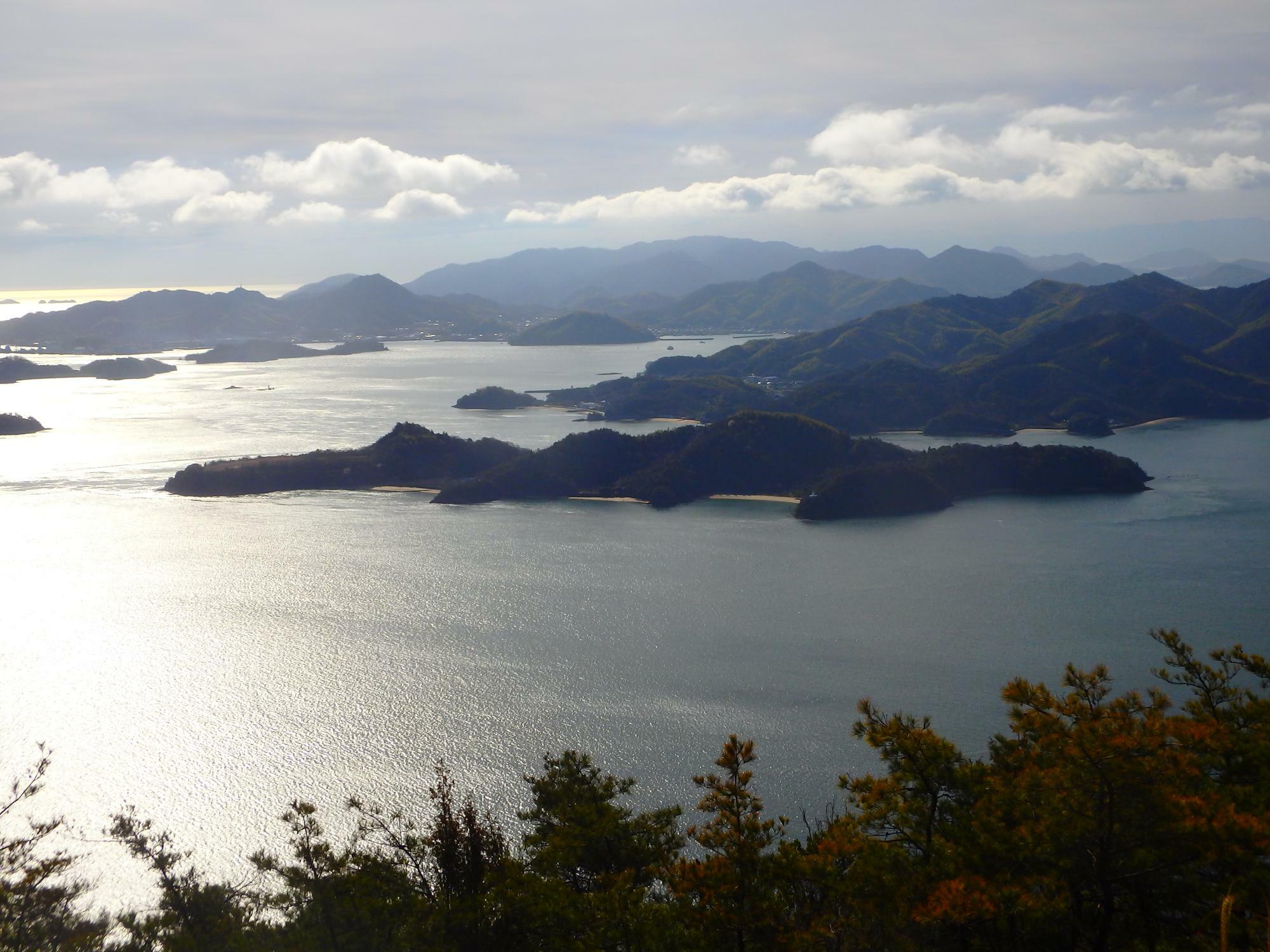 中央の、左右に細長い島は、昨日に筆者が訪問しました小佐木島です。