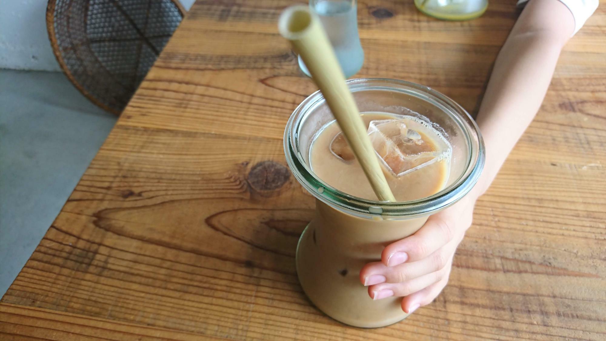 厚手のグラスにたっぷり！カフェラテのアイスをオーツミルクで。