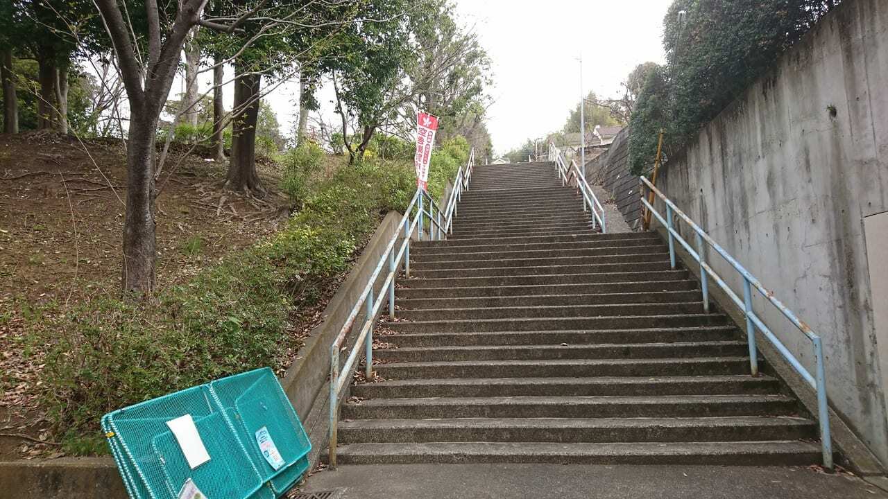 階段を登って左手に公園があります。