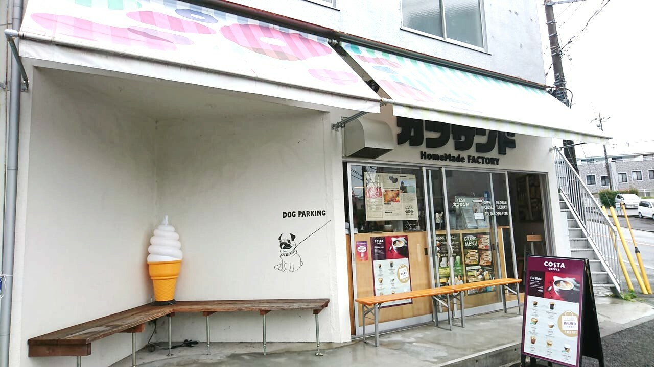 平原橋の交差点近くにある「YES！！　カツサンド」。コーヒーもおいしい同店２階で人気セレクトショップ「plain clothes shifuku」とのコラボ企画「至福とカツサンド」を開催中。