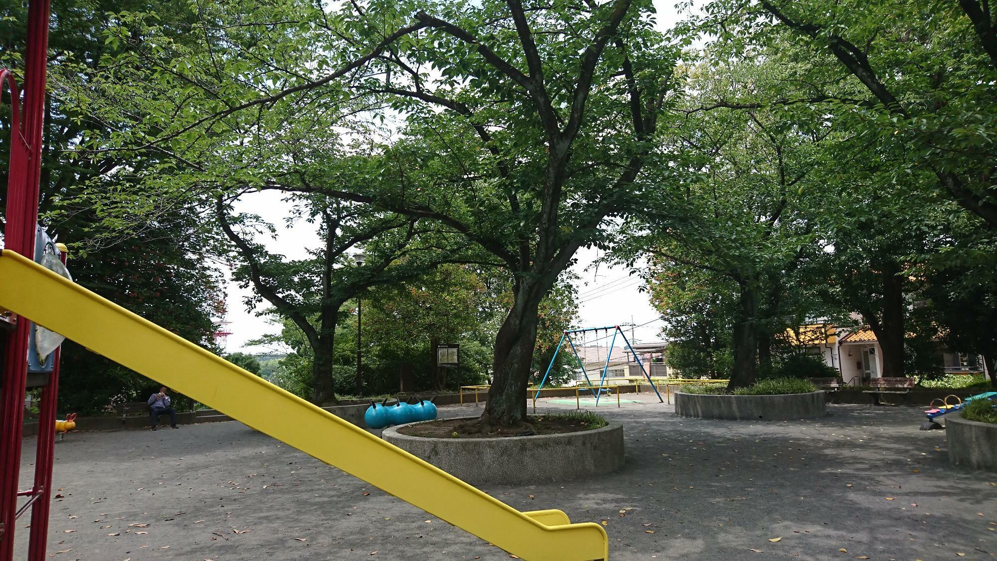 この遊具の公園から階段を降りるとグラウンドもあります。