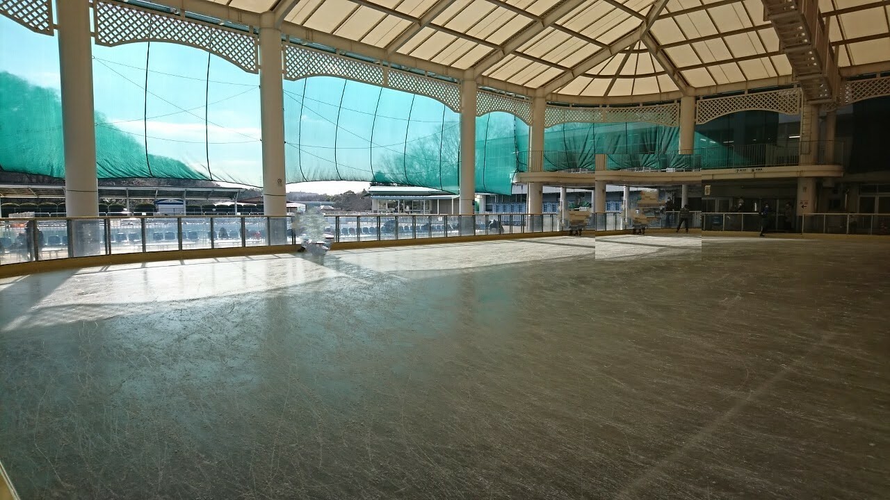 夏場はプールの休憩場所となっているエリアがアイススケートリンクに。