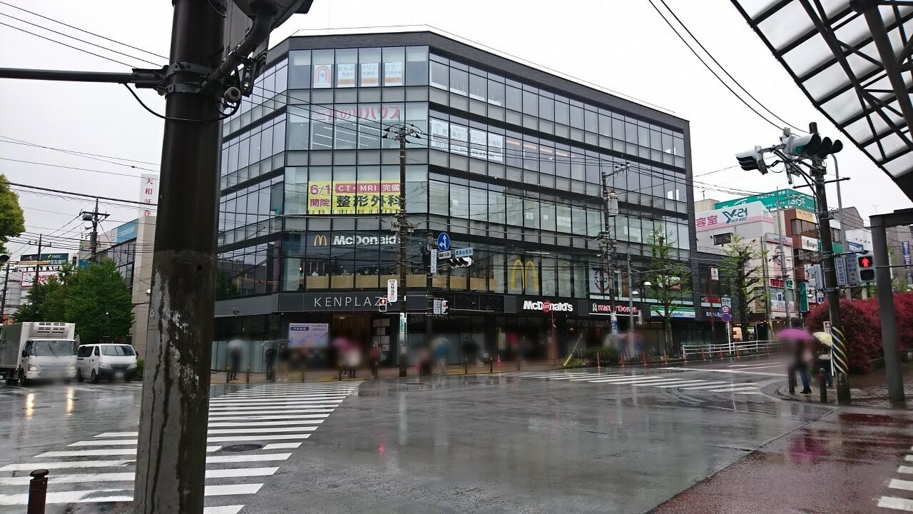 青葉台駅前交差点。正面に見えるビルが「ケンプラザ」