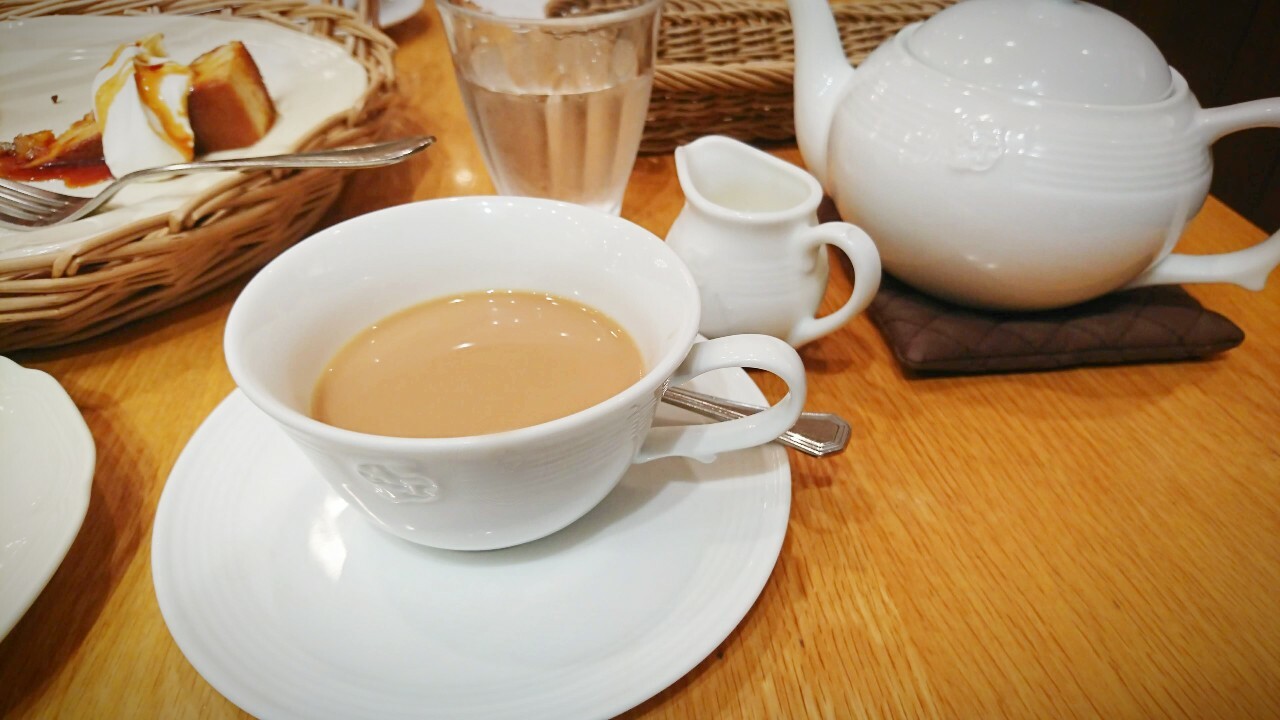 2022年10月中旬「アフタヌーンティー・リビングたまプラーザ テラス」で紅茶「アッサム」にミルクを入れて。比較的席が確保しやすい夕方から夜にかけての時間帯はかなりおすすめです！
