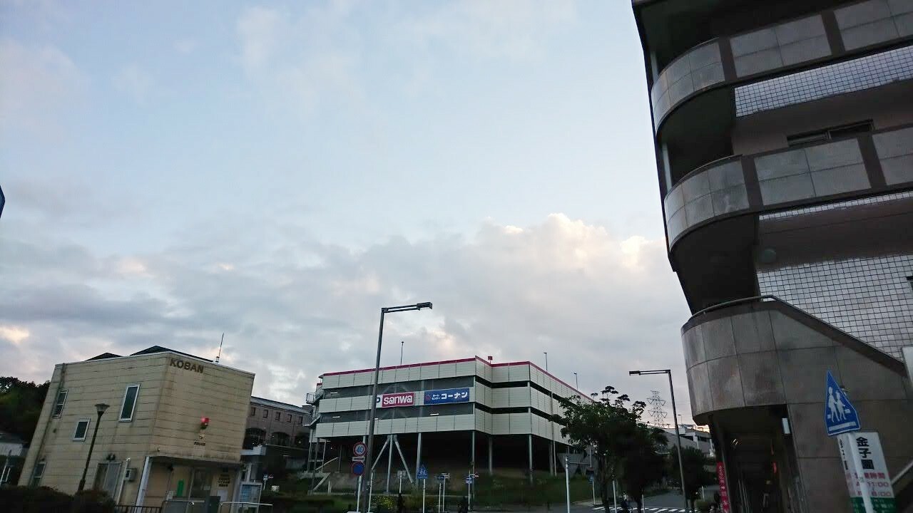 駅を出て左手方面に進むと、スーパーマーケット「三和 子供の国店」の駐車場が見えます。