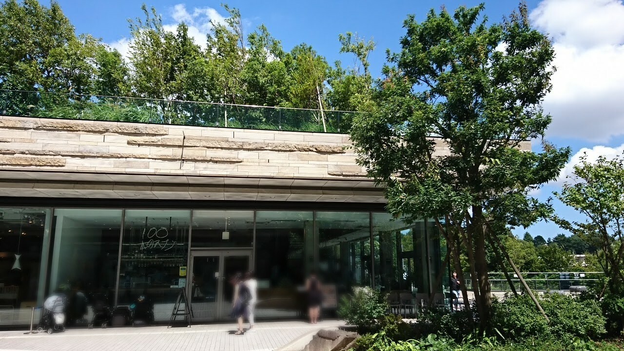 『100本のスプーン FUTAKOTAMAGAWA』場所は二子玉川ライズ内、二子玉川 蔦屋家電の向かい側にある建物の一角です。