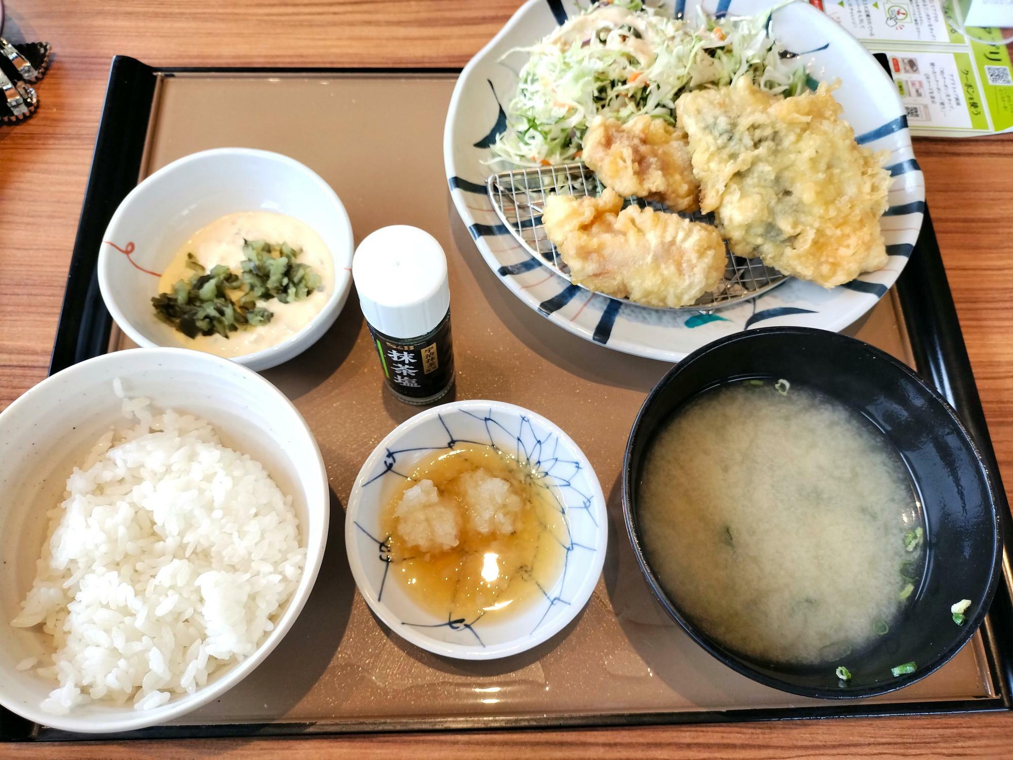 鶏とサバの天ぷら定食。とり天が2つの定食は税込1,090円、4つついて来る定食だと税込1,390円円となります。