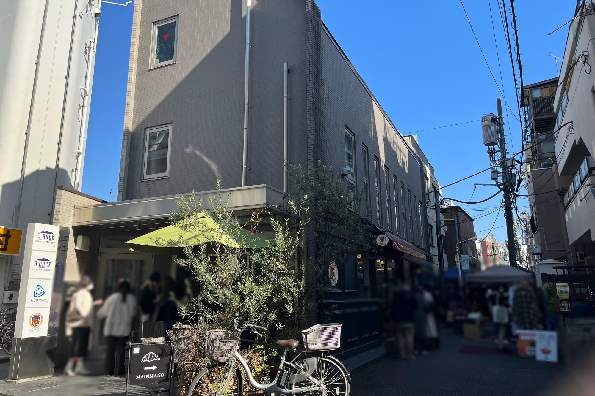 代々木上原駅北口からすぐのところにお店があります。