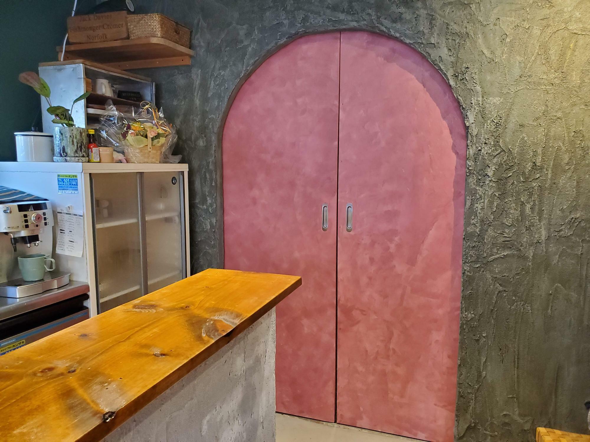 厨房入口の扉もこだわって色を変えたそうです