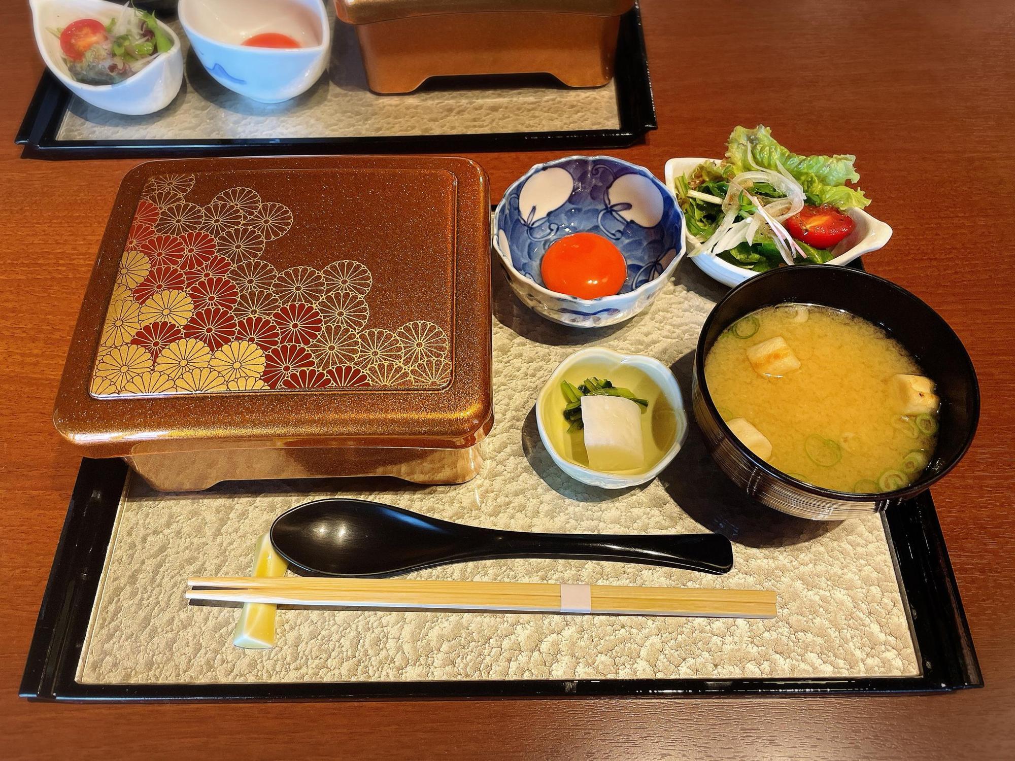 黒毛和牛 ステーキ御膳(税込1,600円)＋濃厚卵黄(税込100円)