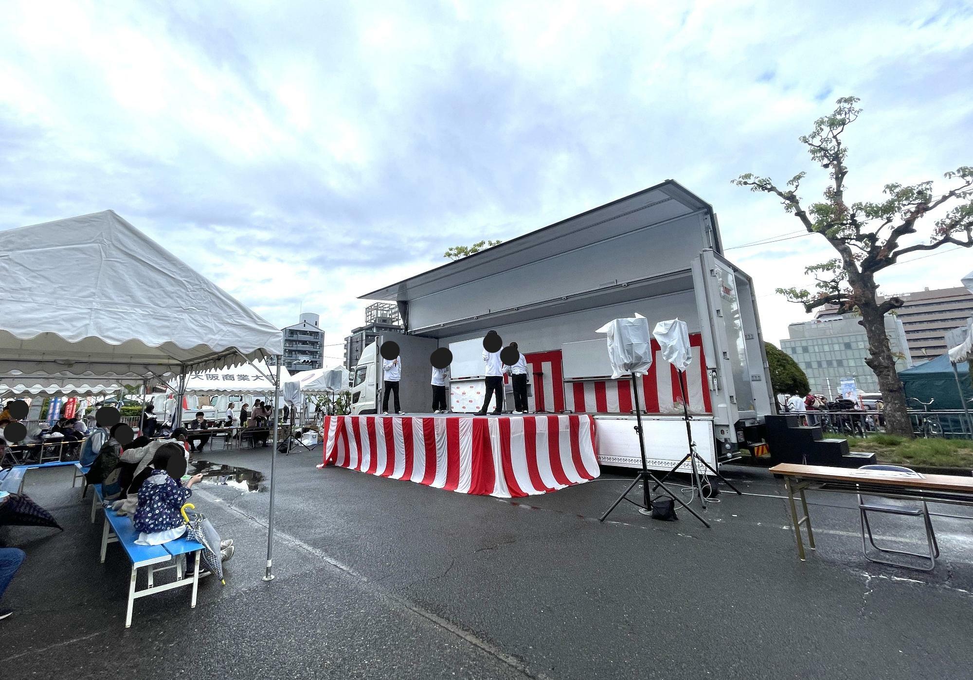 《河内小阪駅前のステージ》