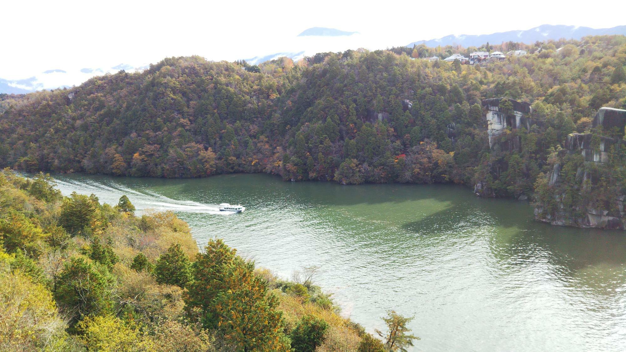 恵那峡は木曽川と渓谷のコントラストが美しい観光地です