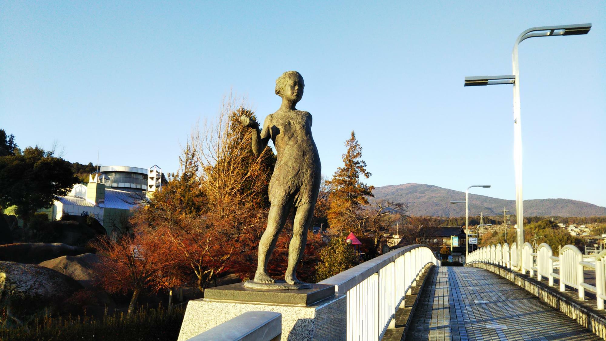 桃山公園横にかかる橋。この橋を渡って学生の皆さんは毎日通学しています