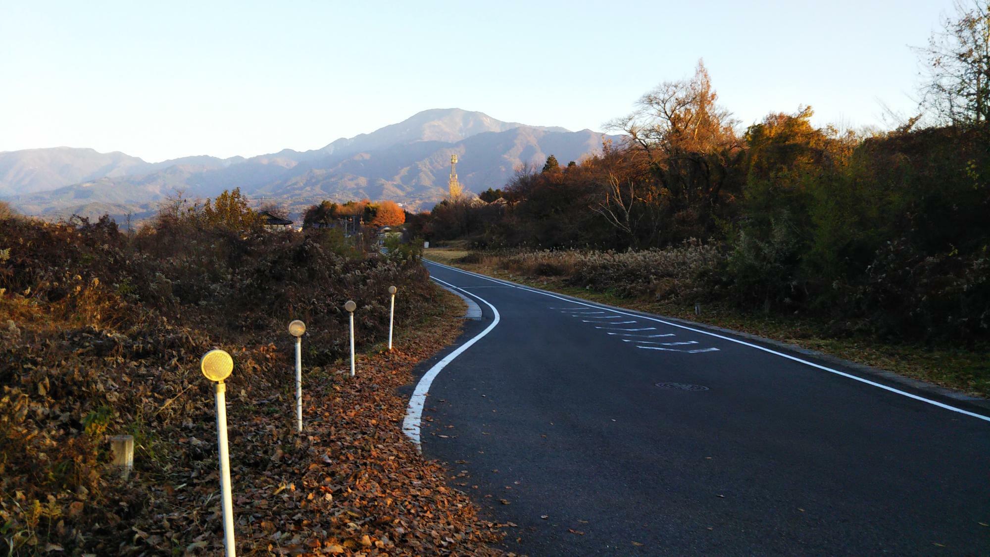 このあたりの道になると、平坦な道と坂道が続きます。恵那山がきれいに見えますね
