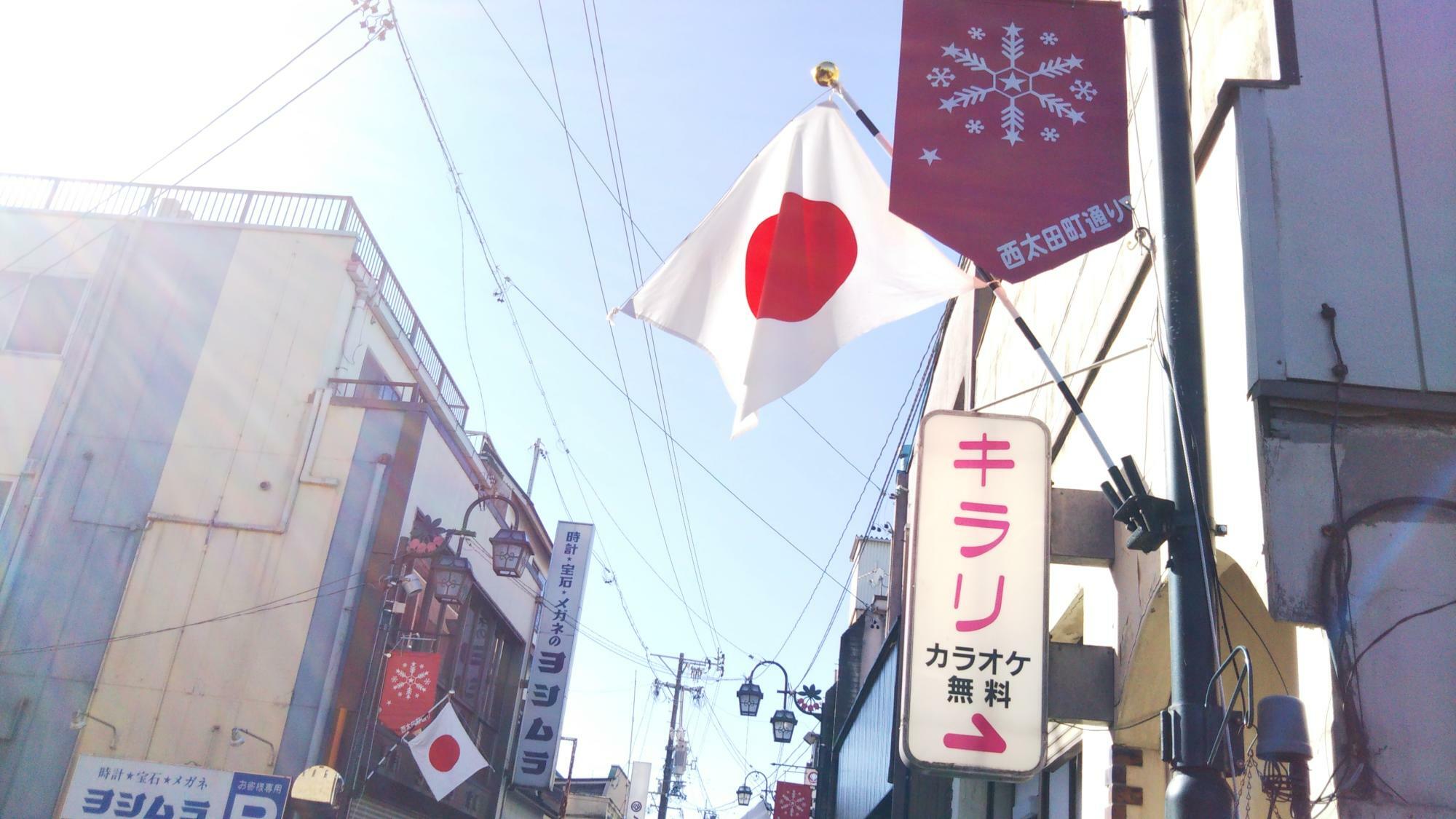 中津川の商店街には、国旗掲揚されています