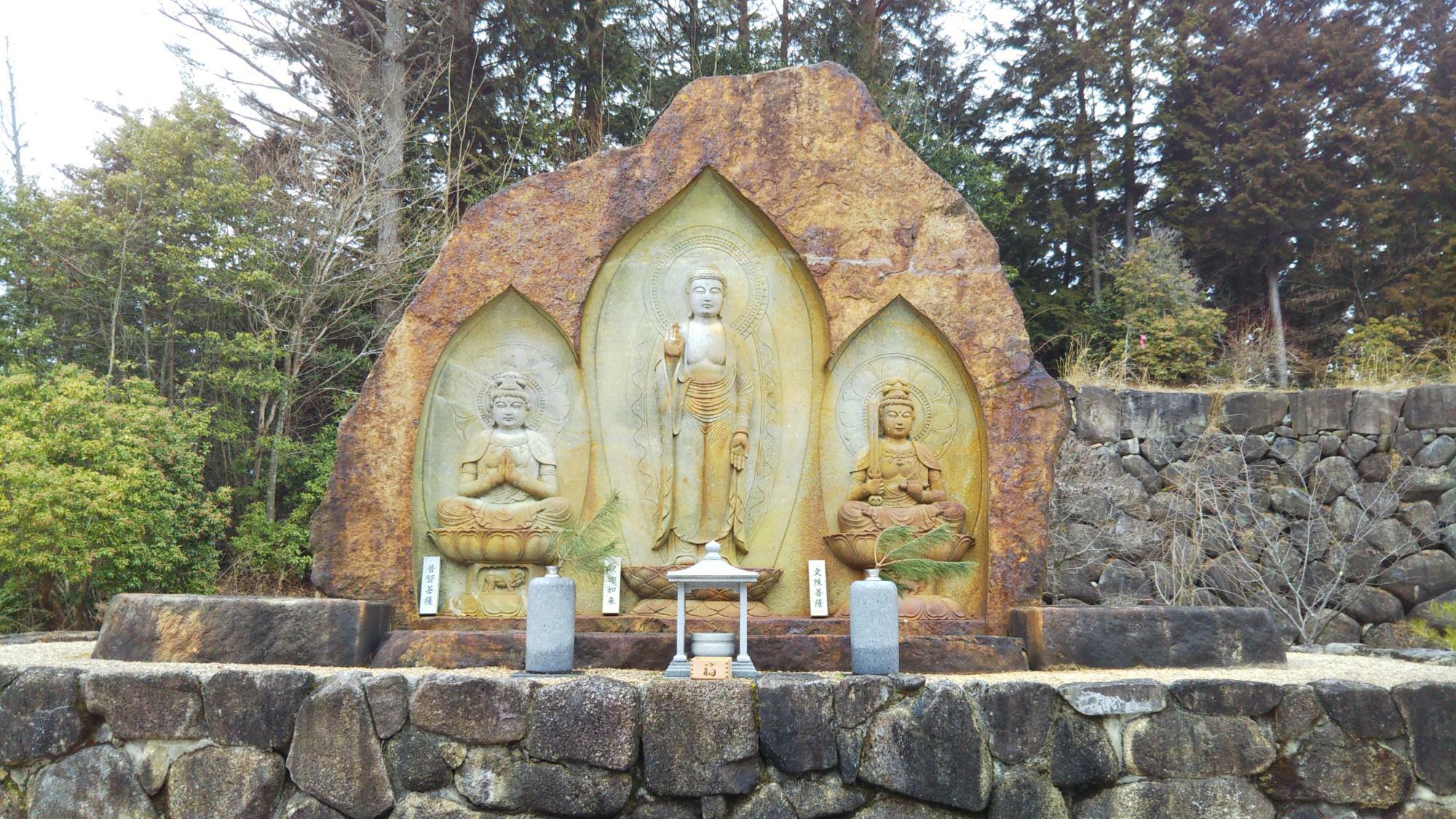 釈迦三尊像も造詣がきれいで見とれてしまいます