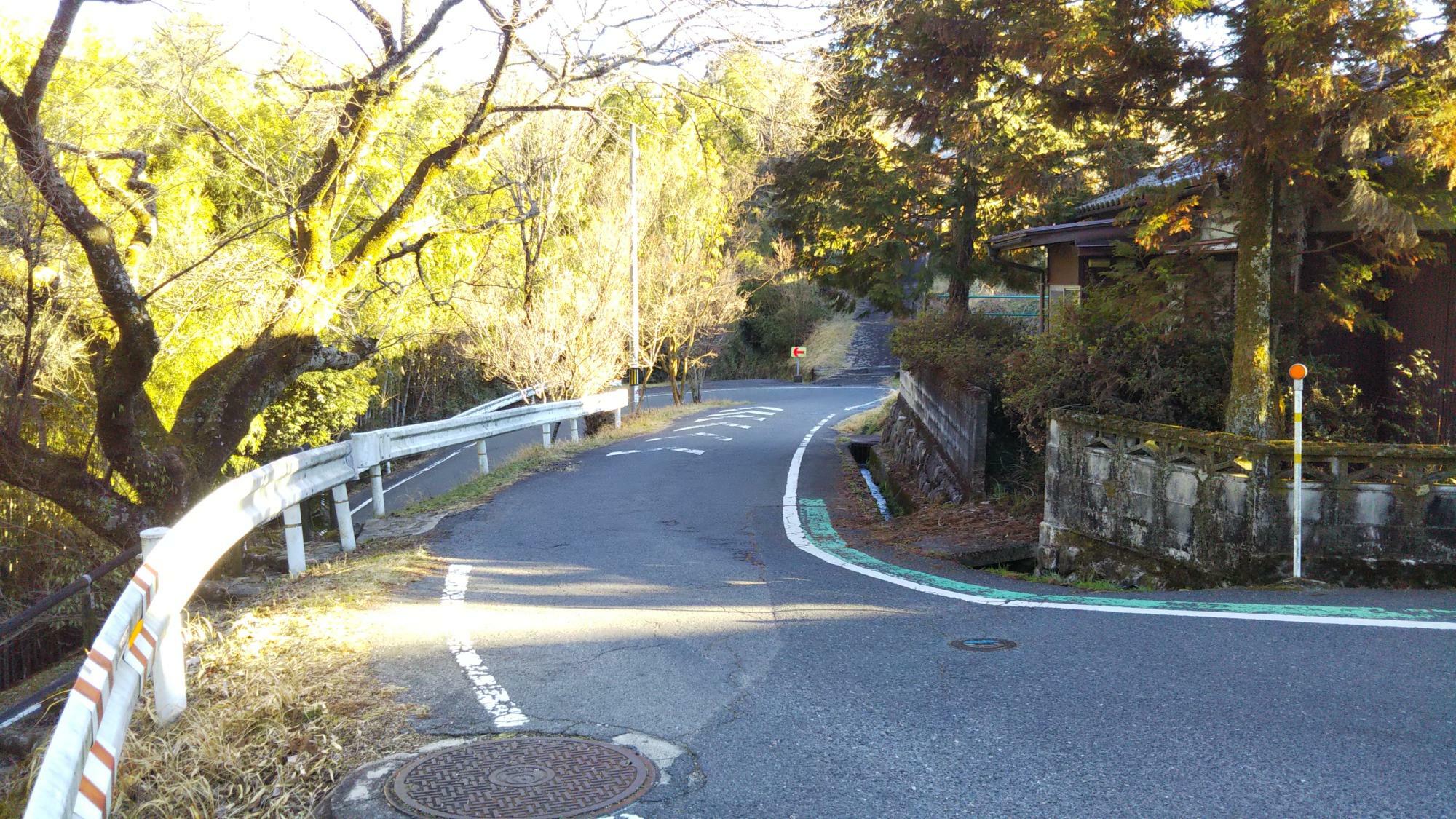 ジャンクションから見て、こちらが中山道。いきなりの坂です。こでの木坂と呼ばれています