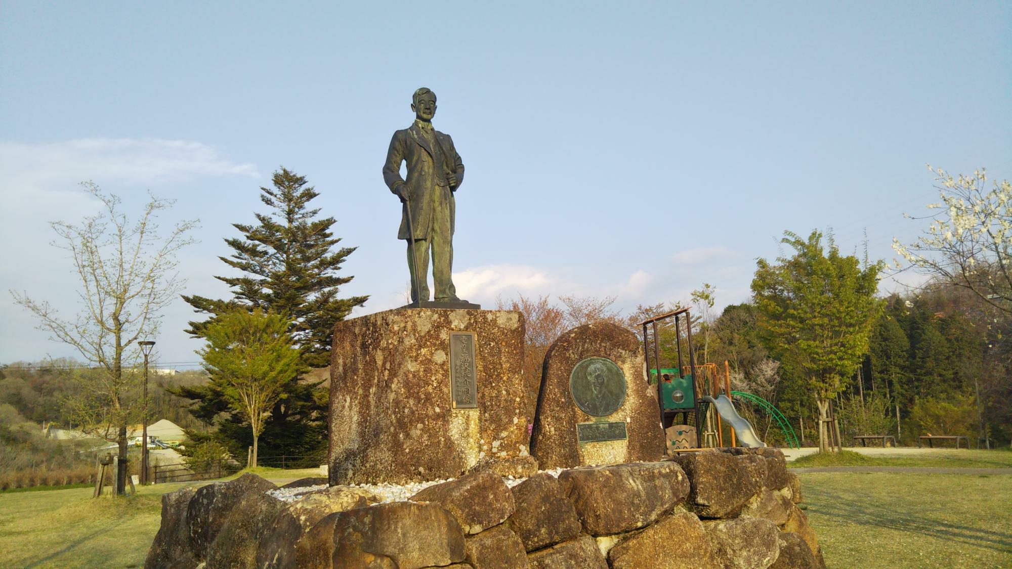 前回登場した福澤桃介の銅像がありました。パートナーの川上貞奴もいます