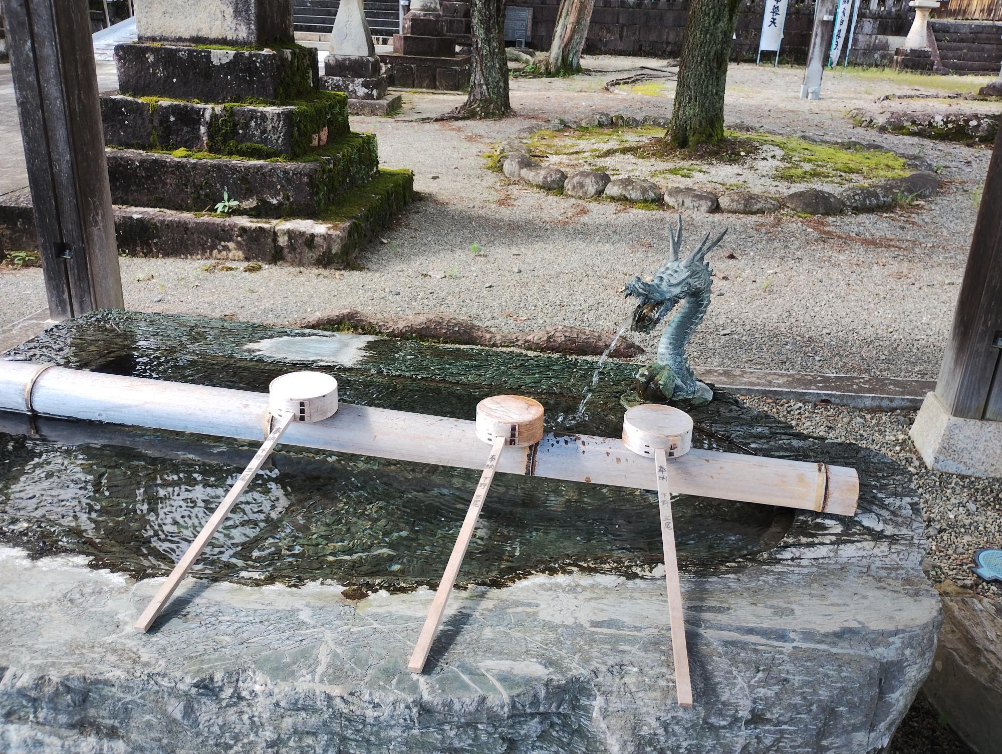 手水舎の龍は、水の守り神とされているので、龍であることが多いんだそうです