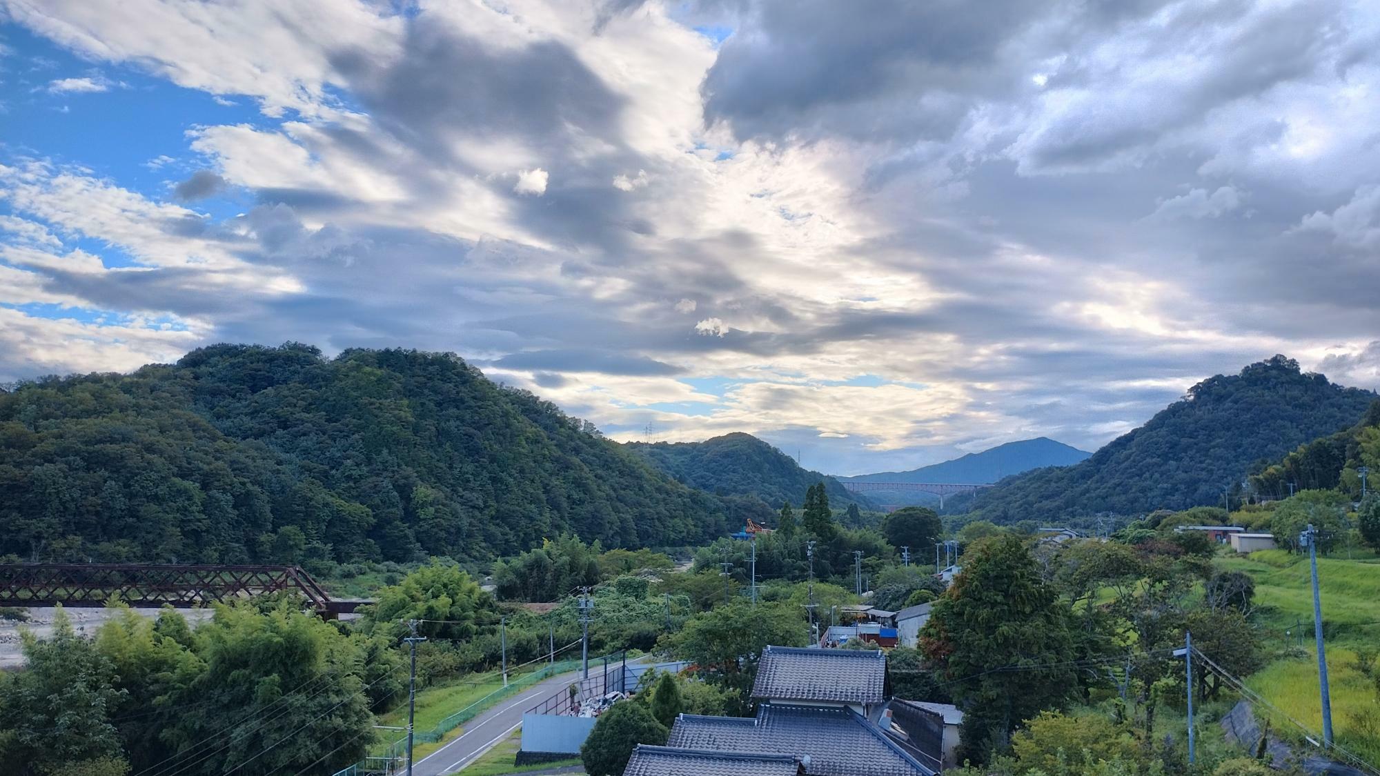 遠くに見えるのは城山大橋、右の山が苗木城跡、手前の橋は北恵那鉄道時代の木曽川橋梁