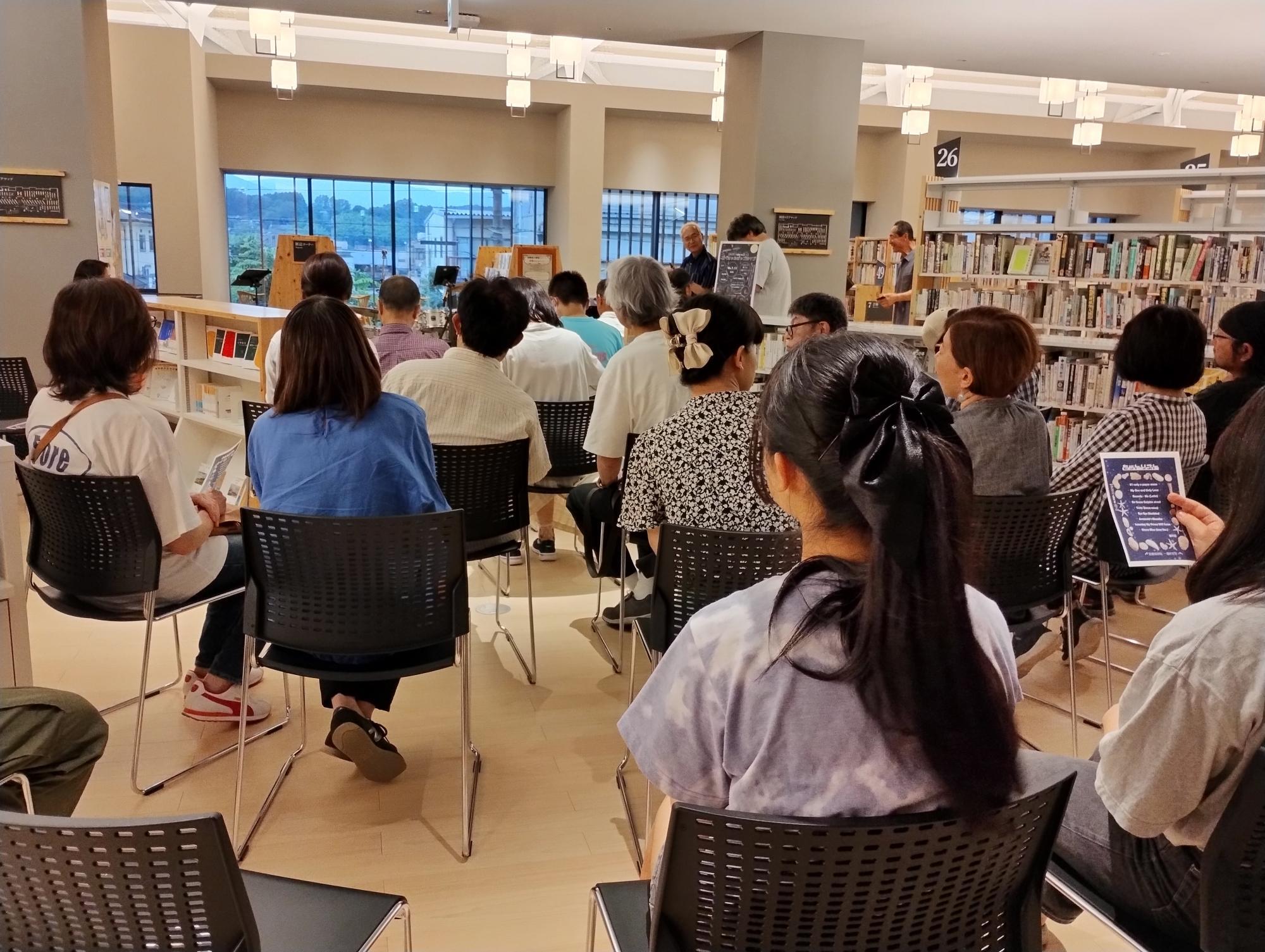 大勢の方が、閉館後の図書館に。素敵な夜の始まりです