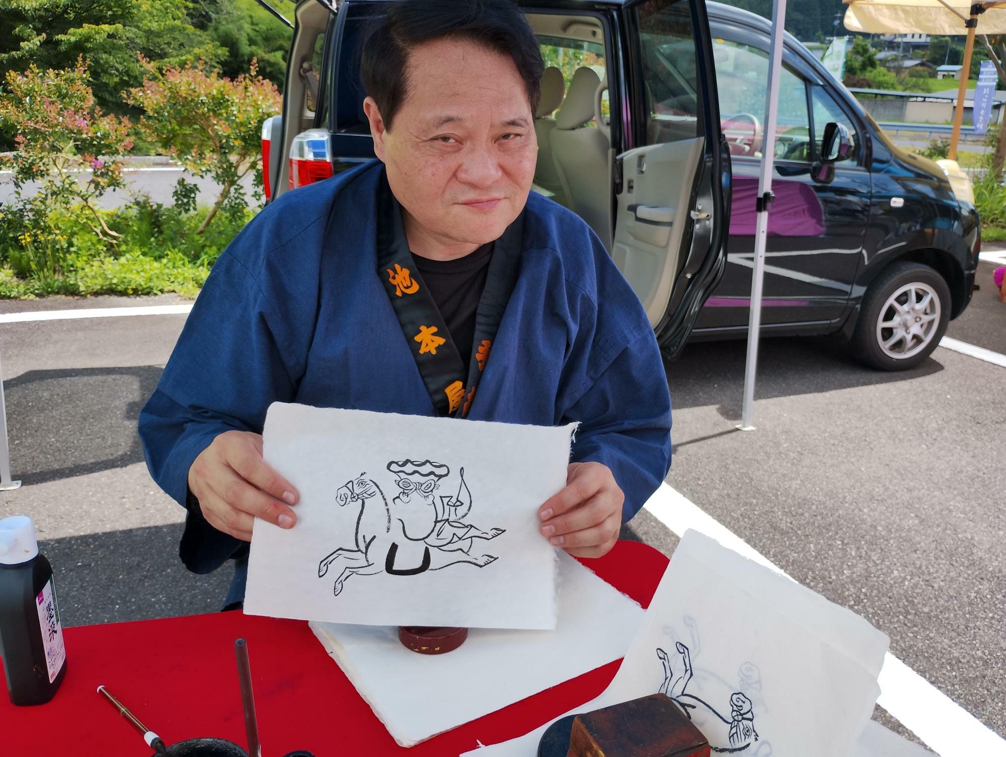 高山から参加の手書き絵馬の池本屋さん。さらりと絵馬を描いてしまう職人さんです