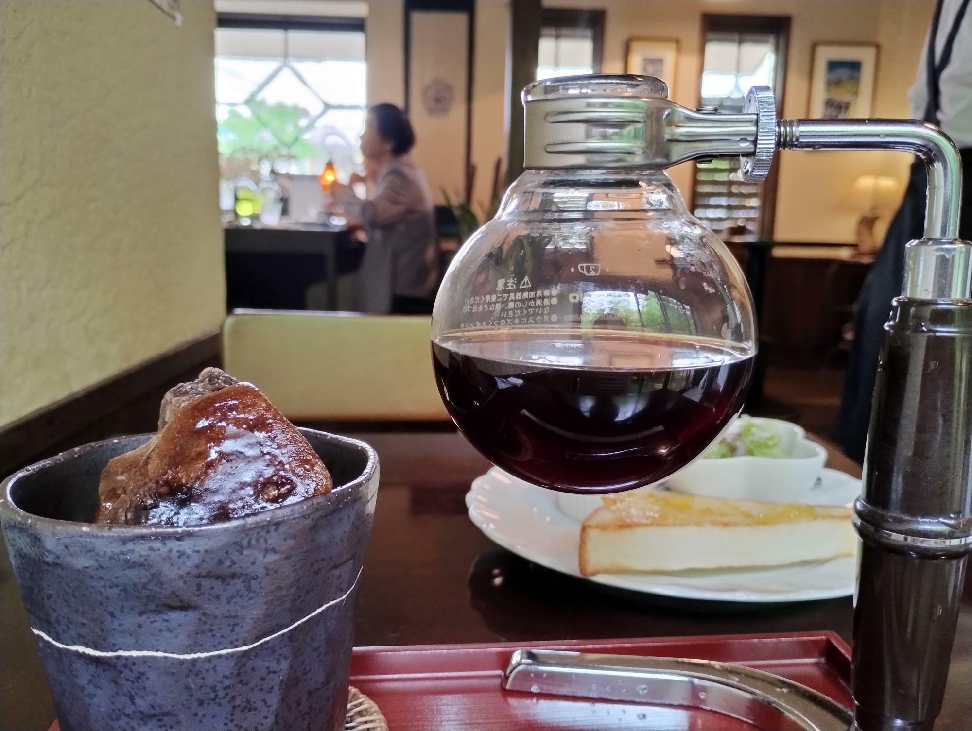 サイフォンのコーヒーなんて贅沢ですね。そして氷もコーヒーなのです