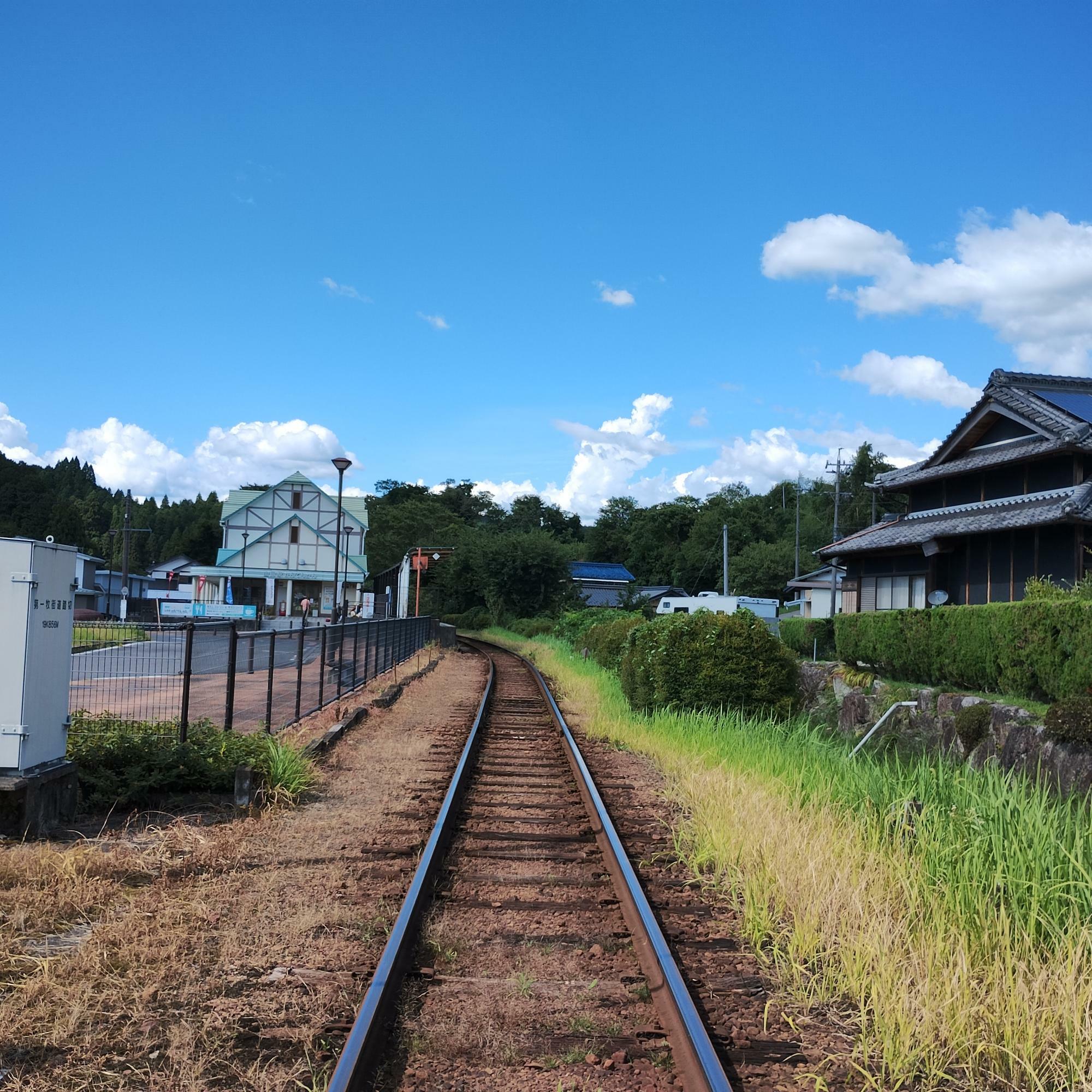 こちらは恵那方面。向こうに見えるのは山岡駅です