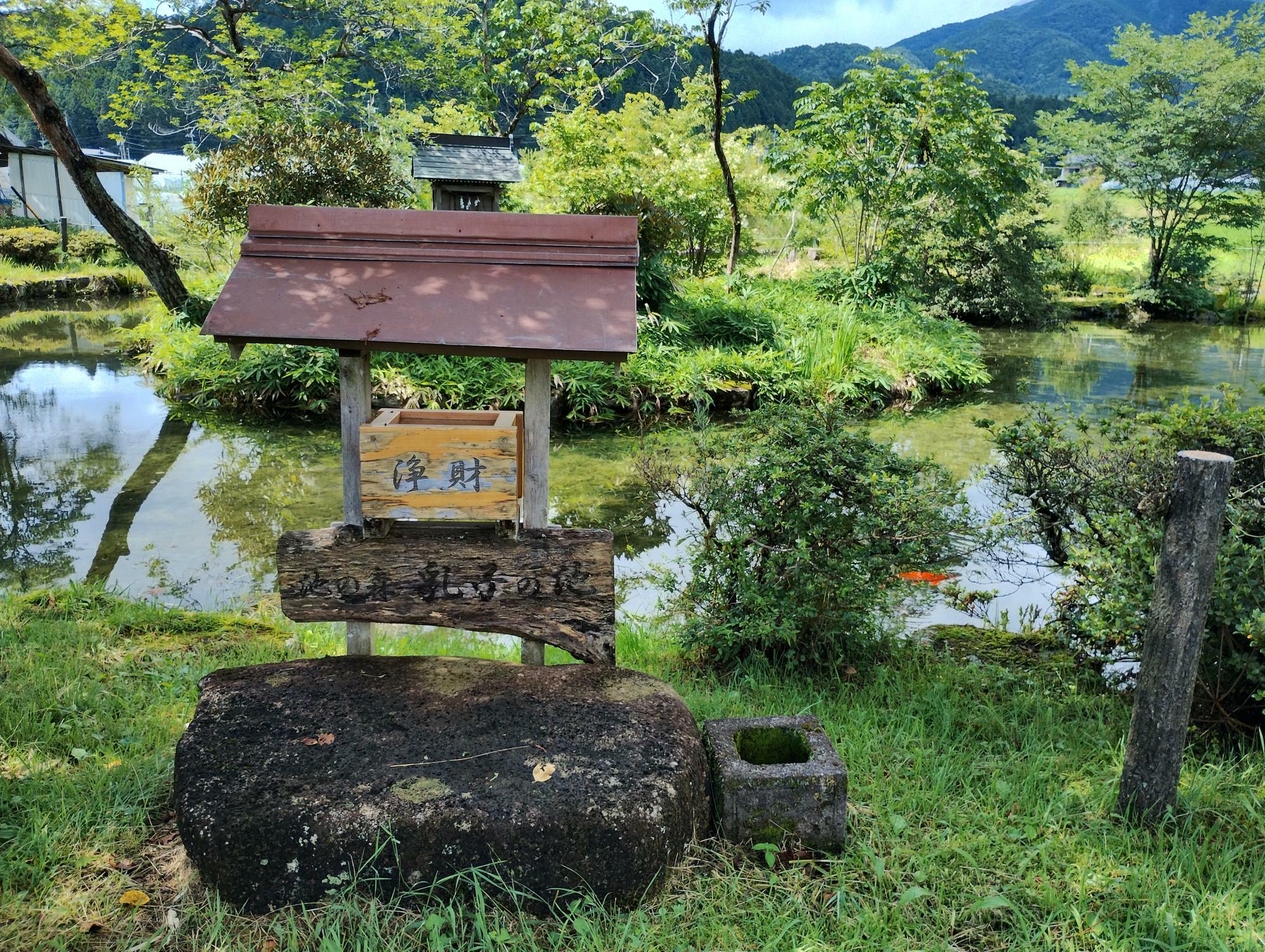 離れ小島には、祠があります