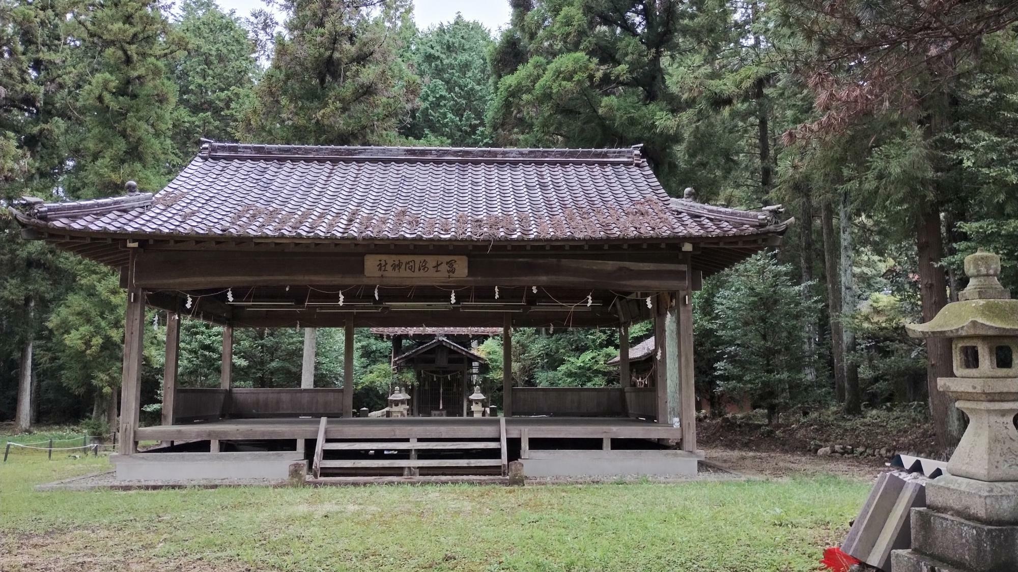 こじんまりとした神社ですが立派な神楽殿です