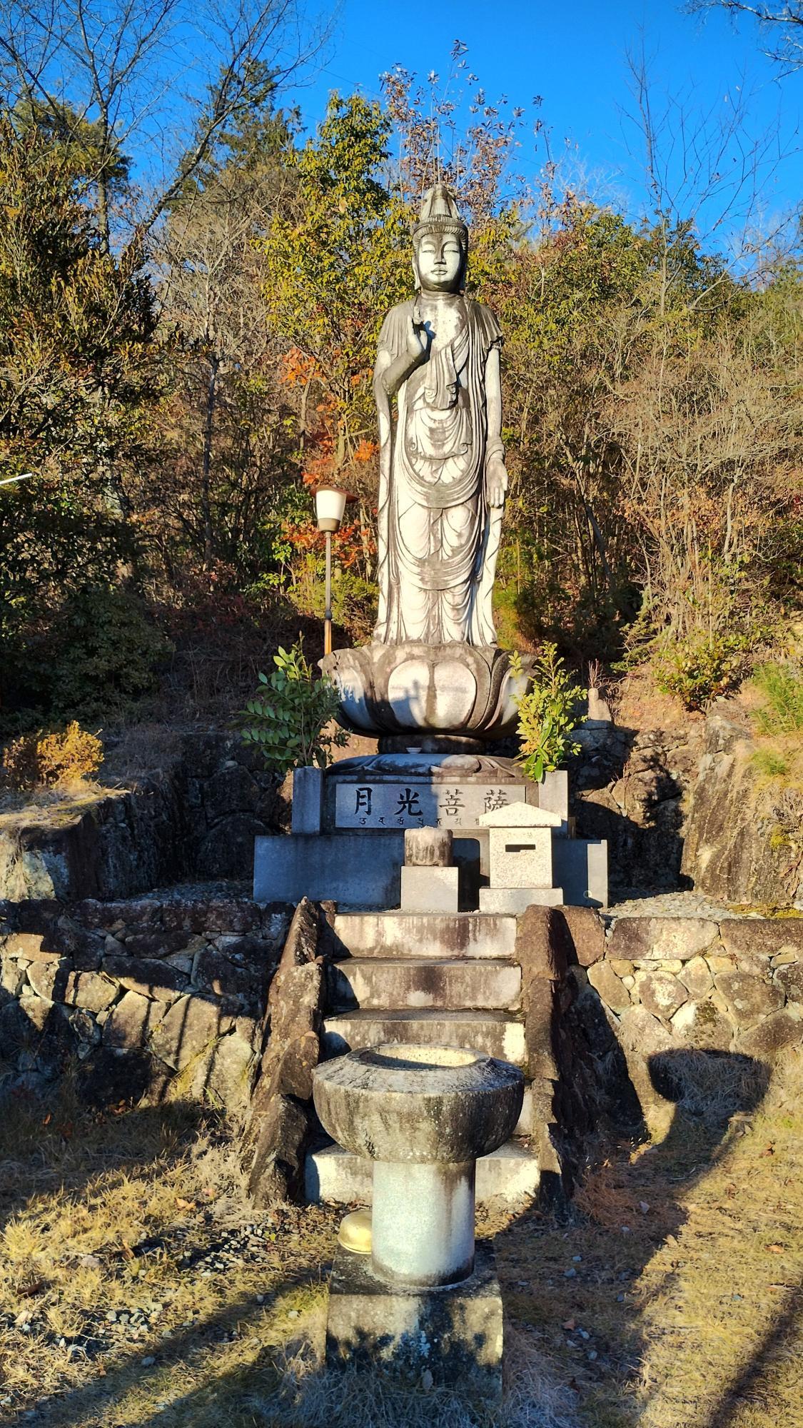 すぐ横には月光菩薩が