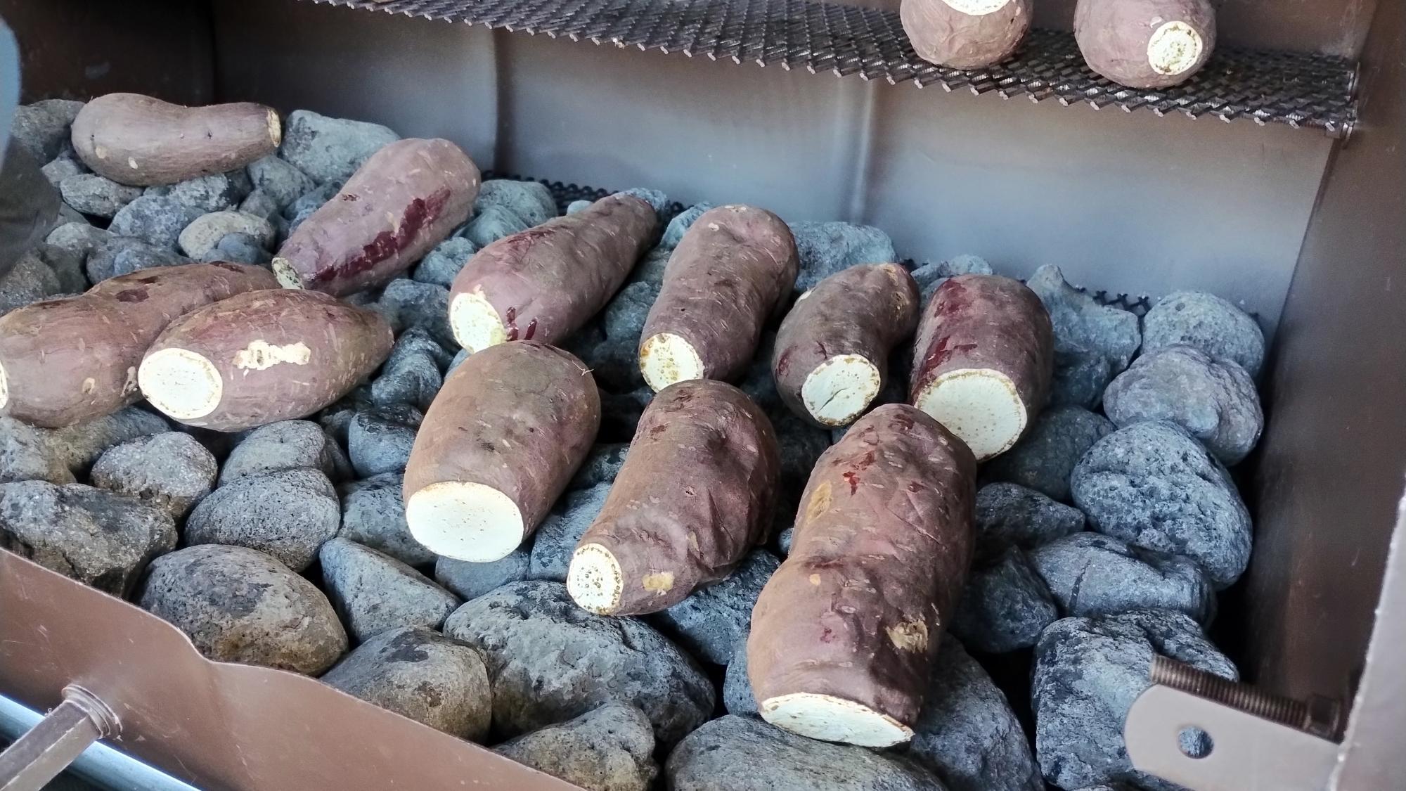 アツアツの焼芋がずらり！石は富士山の溶岩石。じっくり焼くので時間がかかります