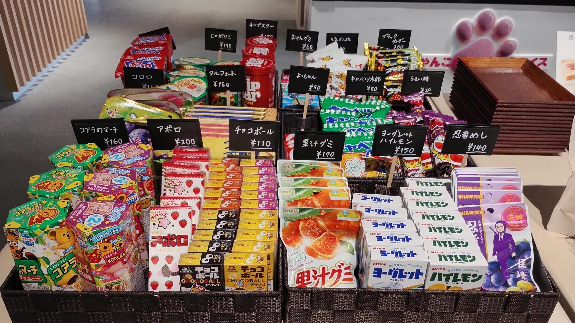 リクエストに応えて、こういったお菓子、駄菓子も販売。勉強すると頭を使いますから糖分が欲しいですよね。晩御飯に支障がない程度に食べましょう