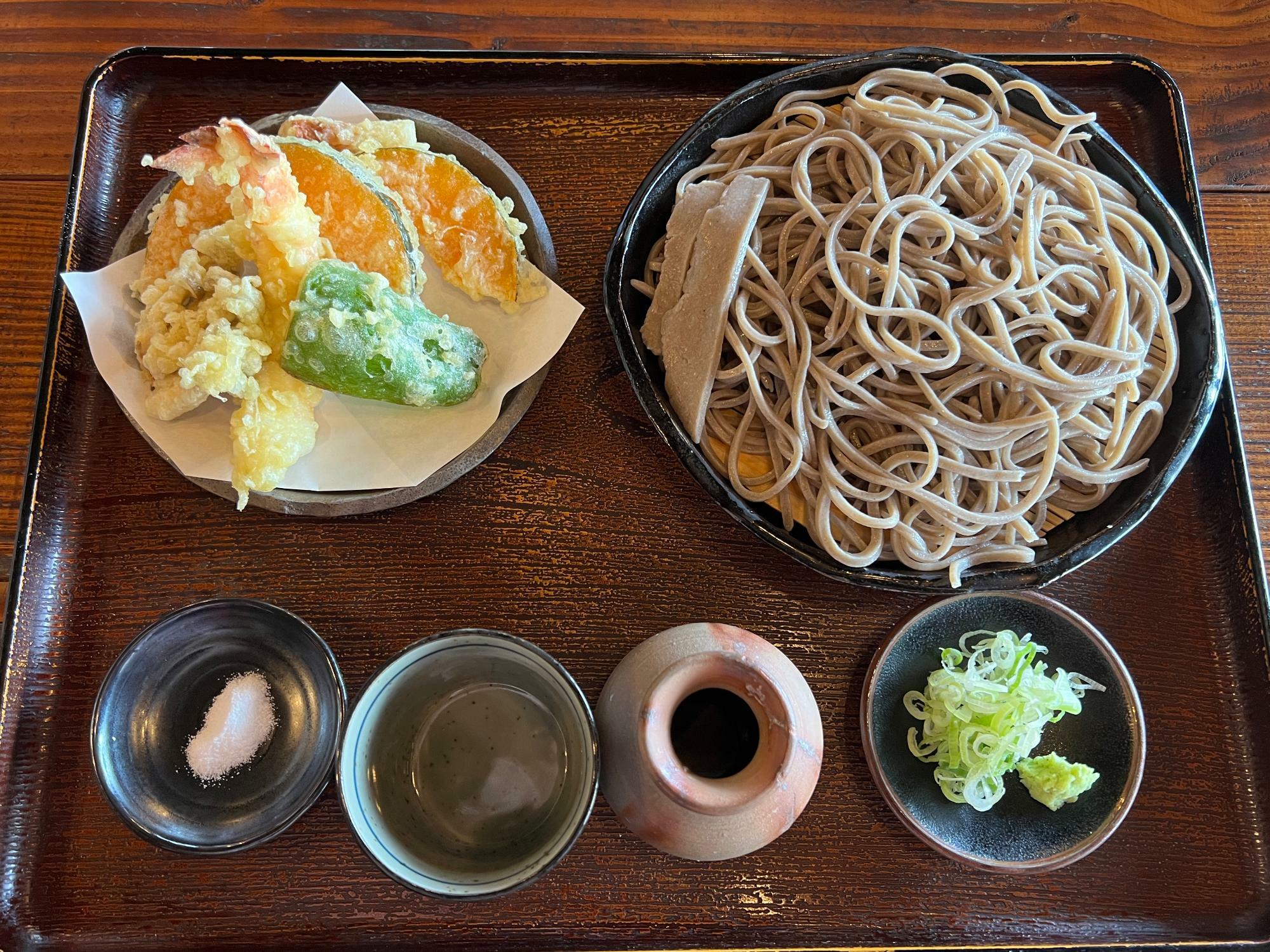 「天もり（1,500円）」海老、野菜たっぷりの満足度高い天ぷら。そばの端っこ付き（太いやつ）