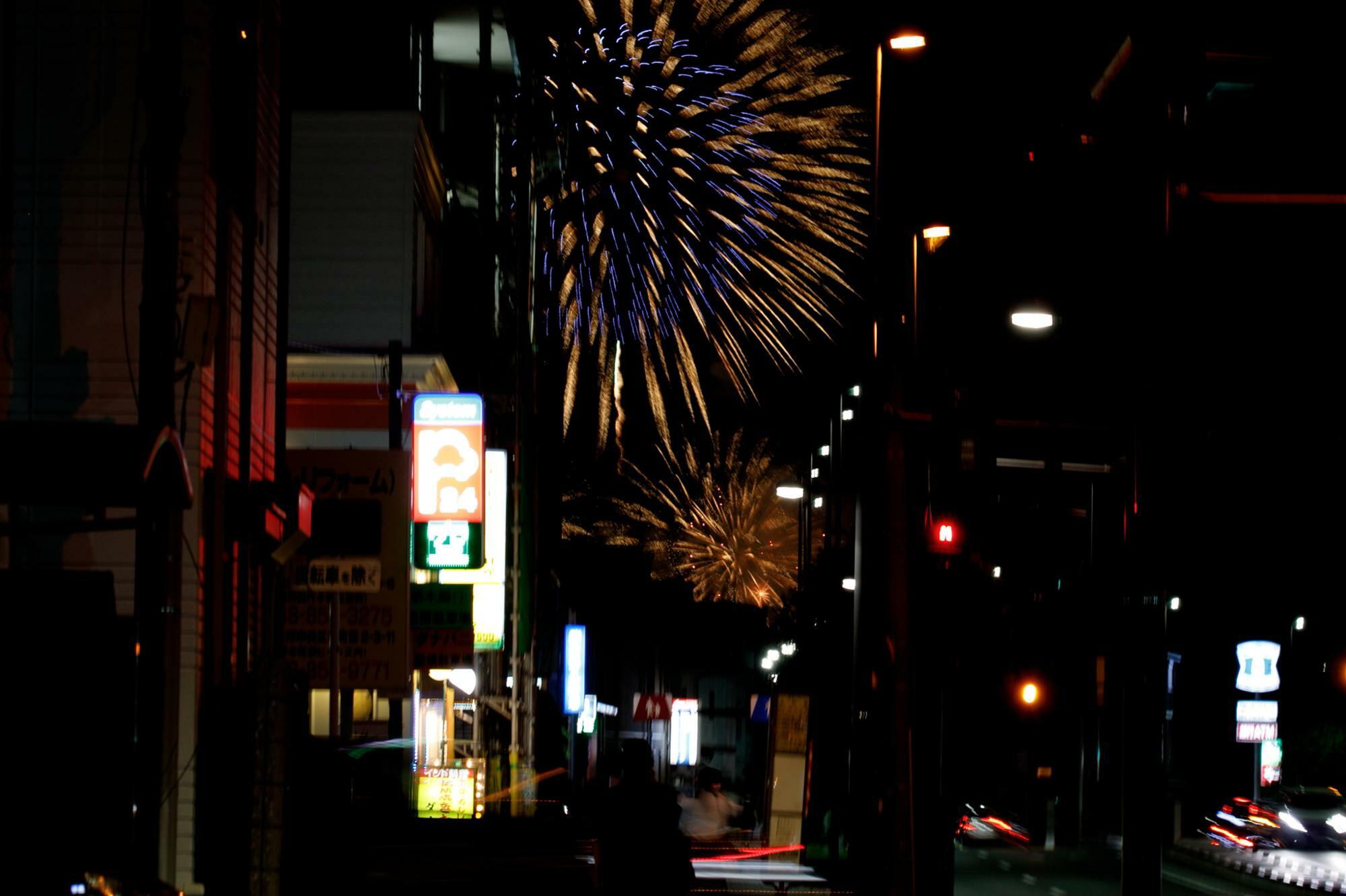 大宮駅西口のバス通りまで出ると花火が見えた