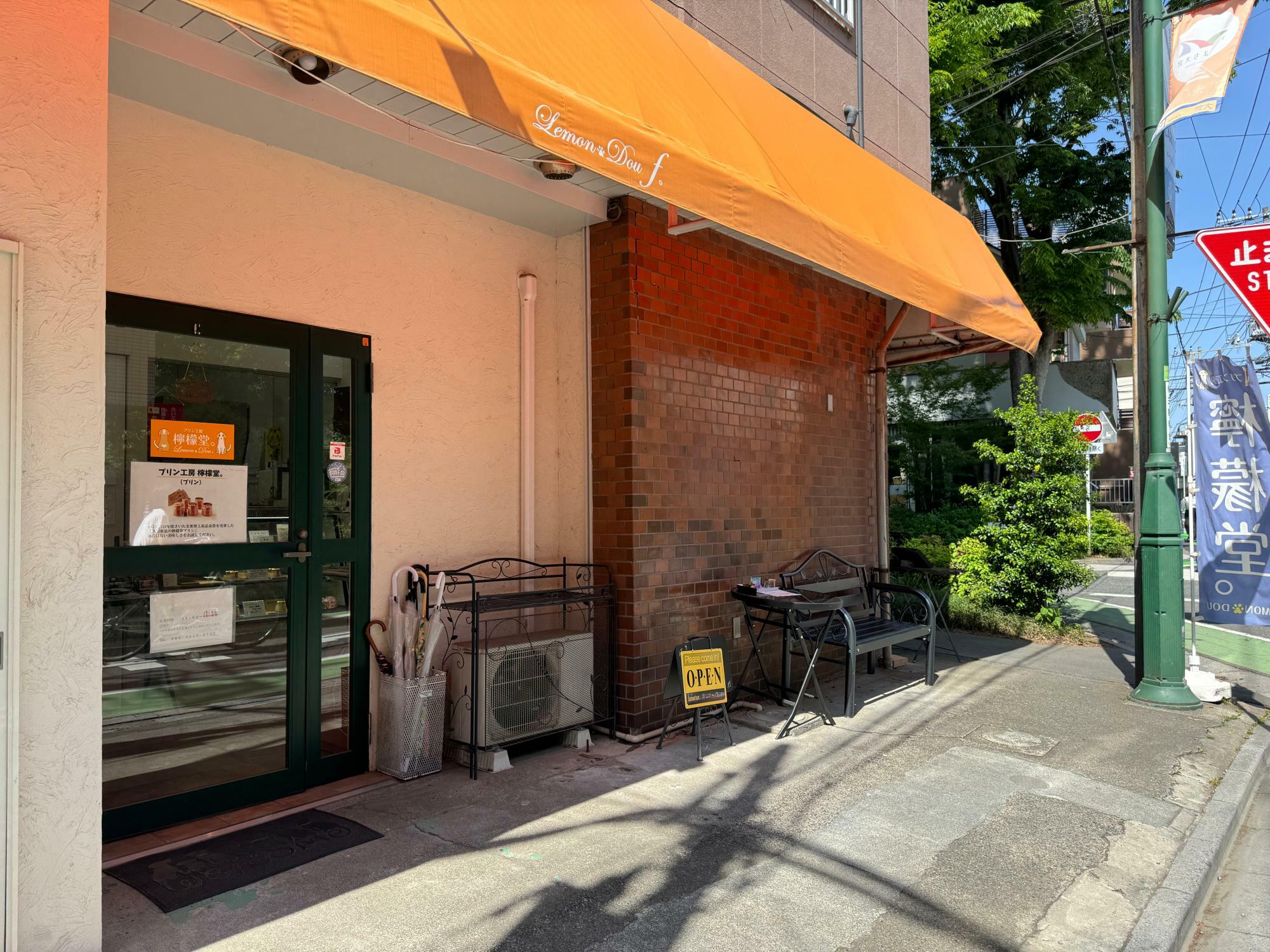 オレンジのファサードと小さく書かれた「檸檬堂」が目印。たまに店頭に車が止まってて見逃しちゃう時もある