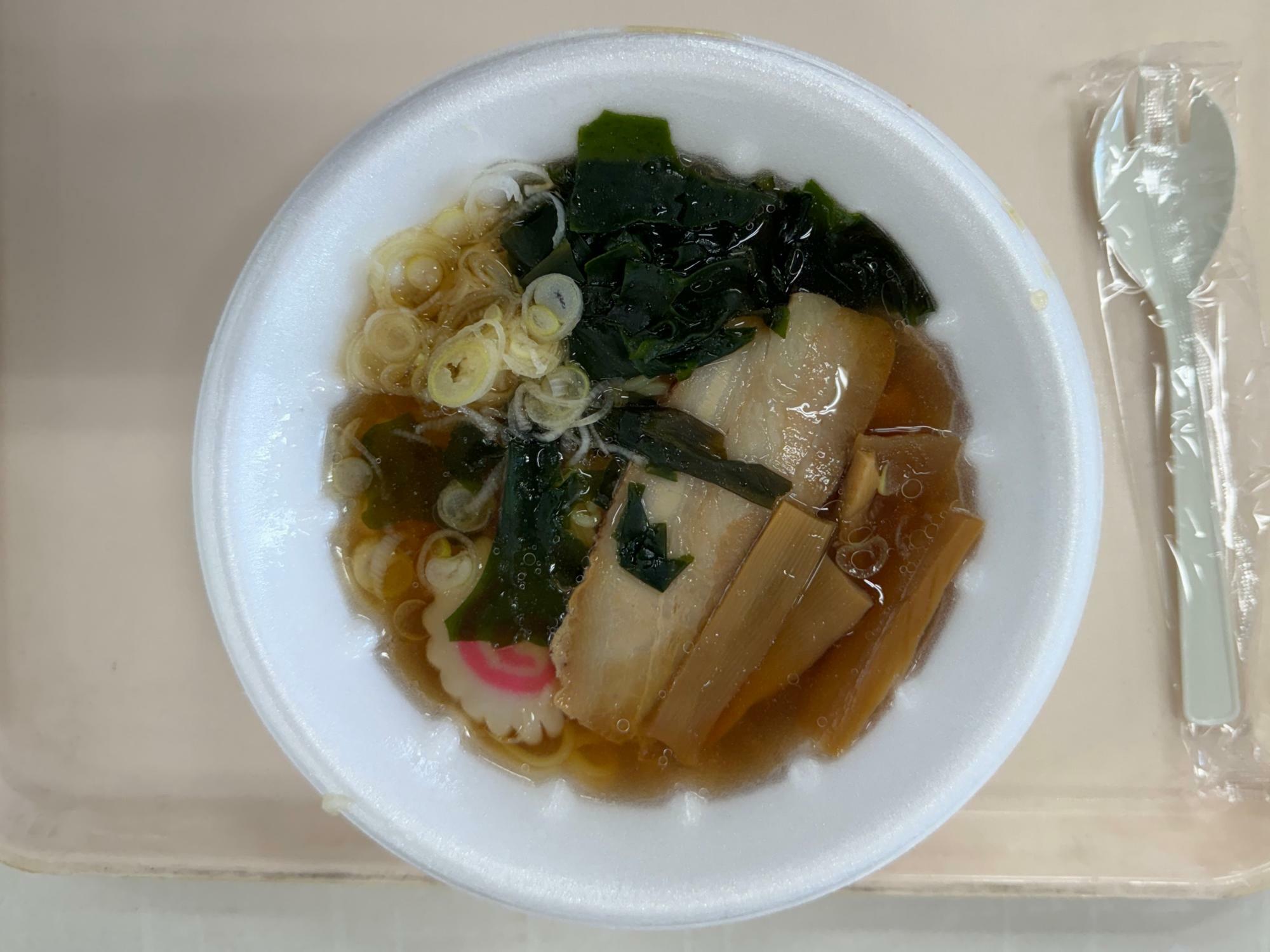 社員食堂の醤油ラーメン