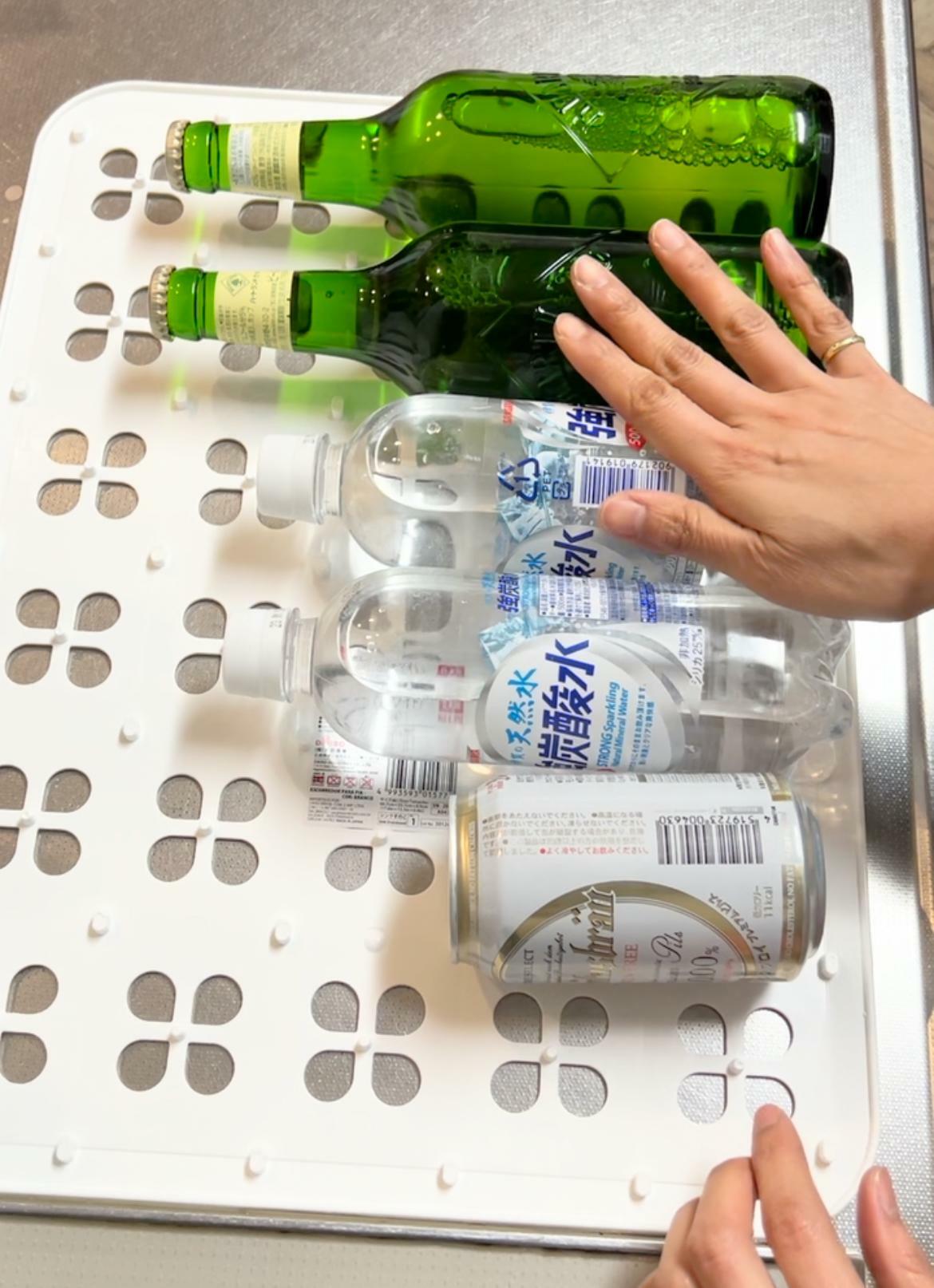 わかりやすいように冷蔵庫の外でボトルを並べている様子
