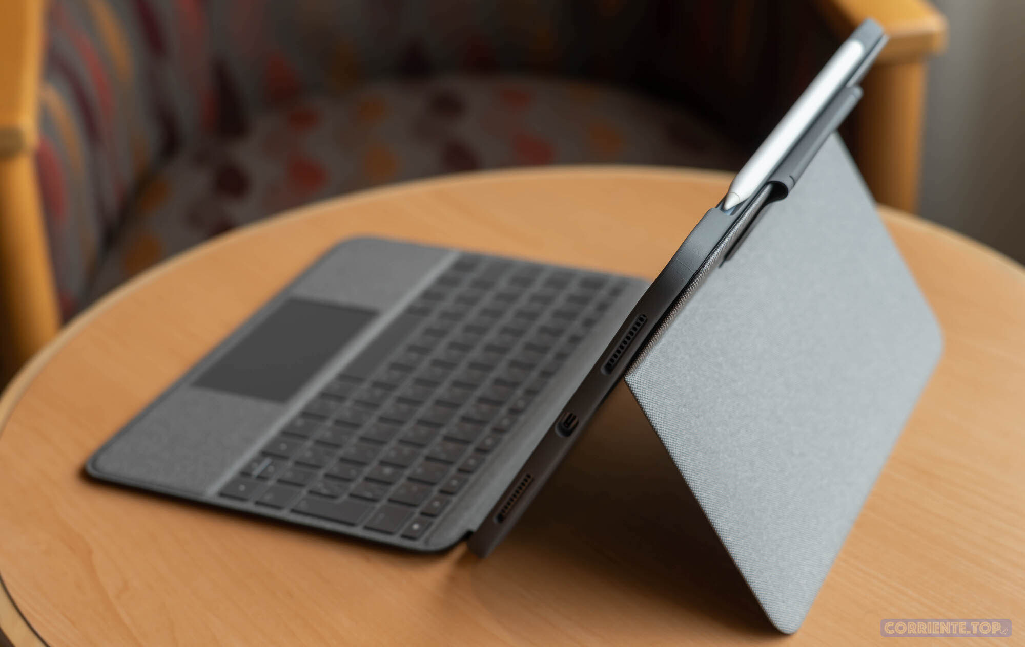 Apple Pencilをしっかりホールド。iPad Air用キーボードケース Apple Pencilをしっかりホールド。iPad Air用キーボードケース